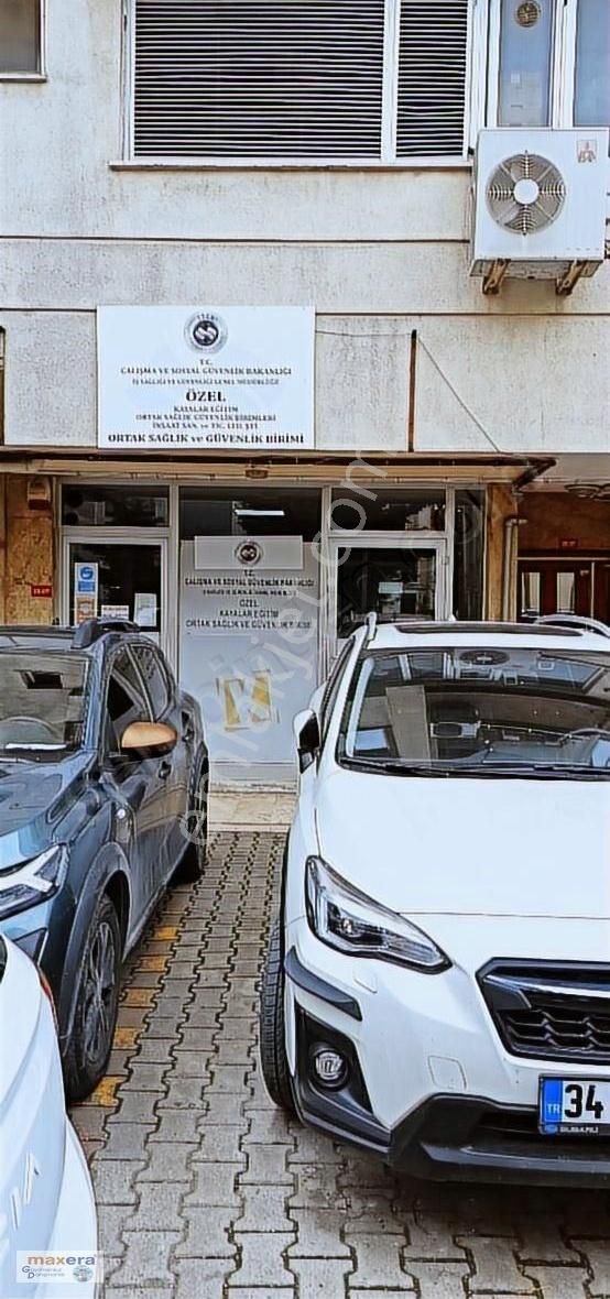 Ümraniye Çakmak Armağanevlerde İskinin Yanında Depolu Dükkan