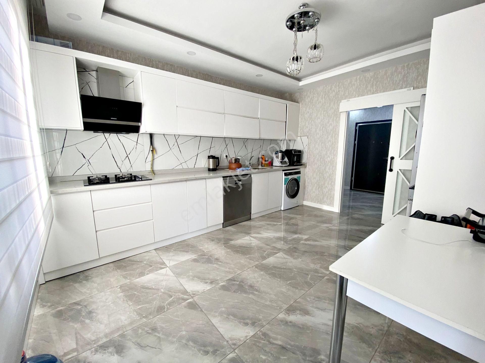 Alpaslan'da Geniş Balkonuyla Bakımlı Arakat Ultralüx 3+1
