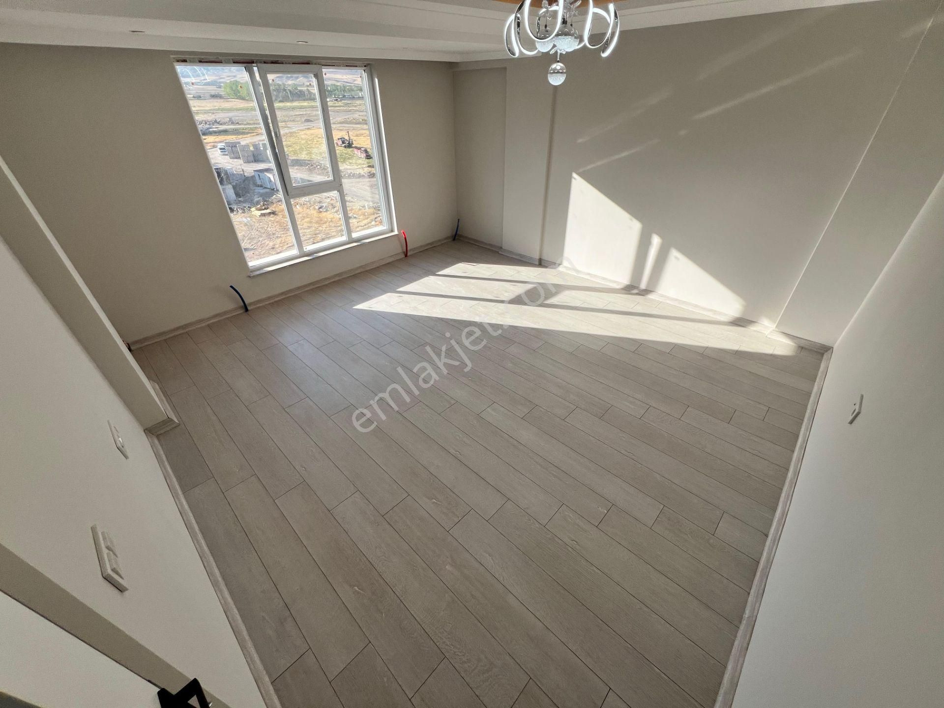 Mkemalde Okullar Bölgesinde 3+1 2. Ara Katta Şık Tasarımlı Bina - Görsel 3