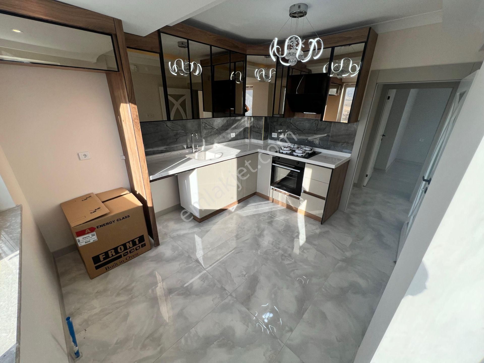 Mkemalde Okullar Bölgesinde 3+1 2. Ara Katta Şık Tasarımlı Bina - Görsel 2