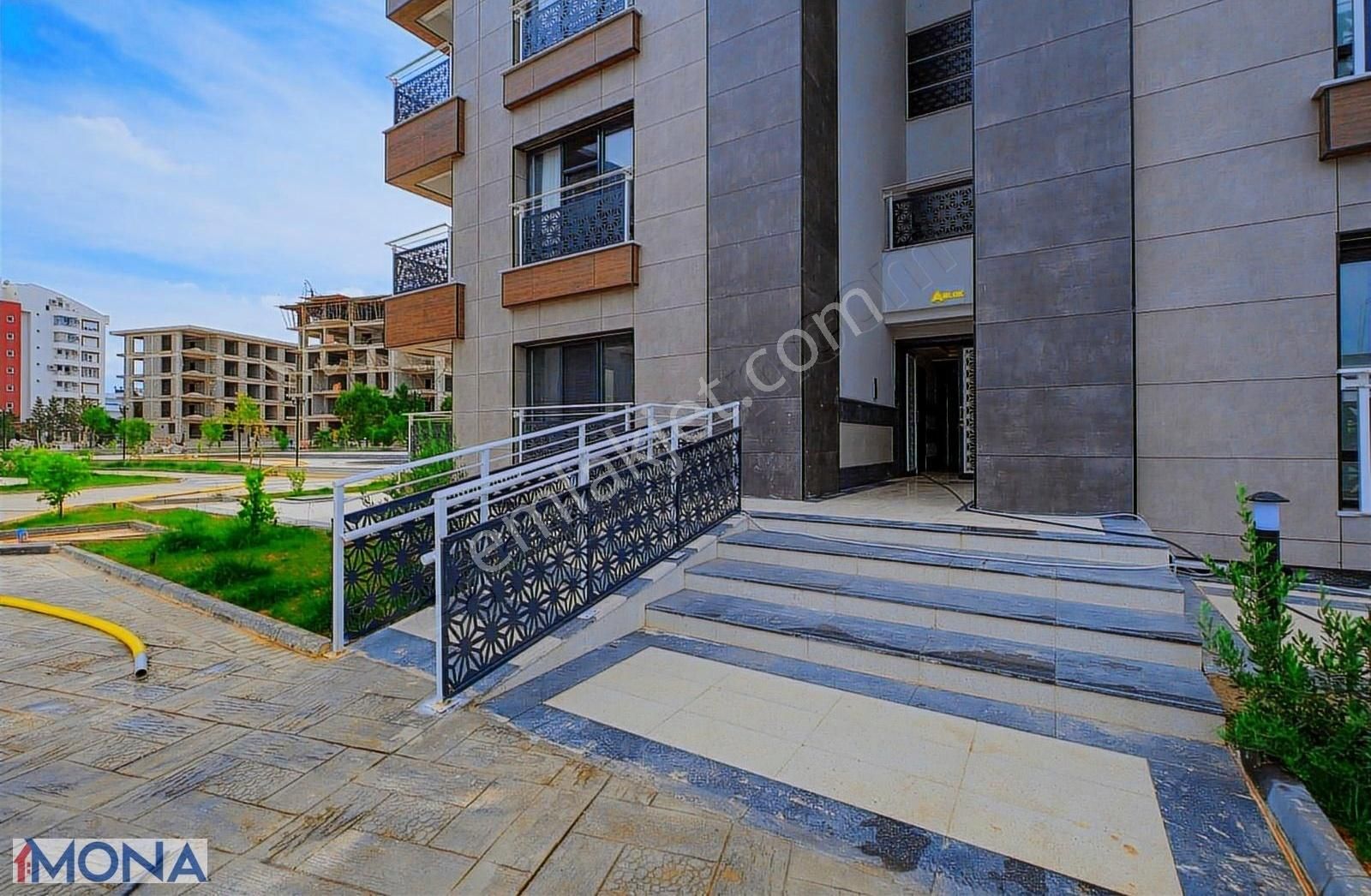 Aksu Kemerağızı Mahallesinde Havuzlu 1+1 Satılık Daire