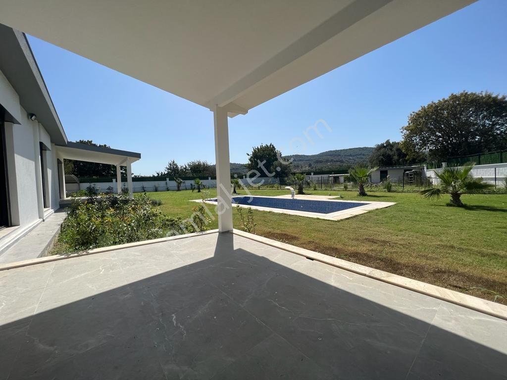 2696 M2 İçinde Tek Katlı Müstakil Havuzlu Çiftlik Evi
