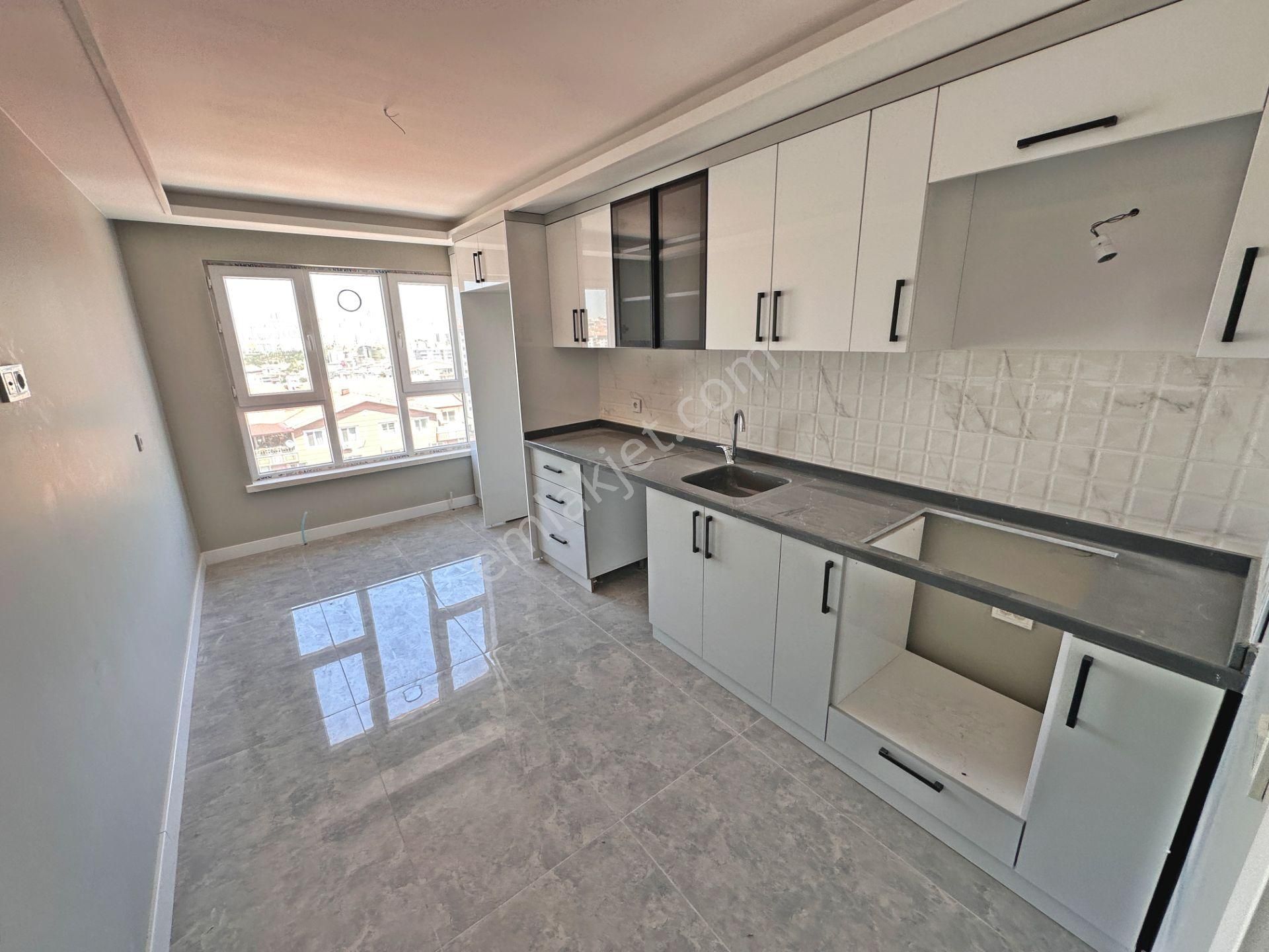 Şahintepe Mahallesinde Ara Katta Full Yapılı Sıfır 3+1 Satılık Daire