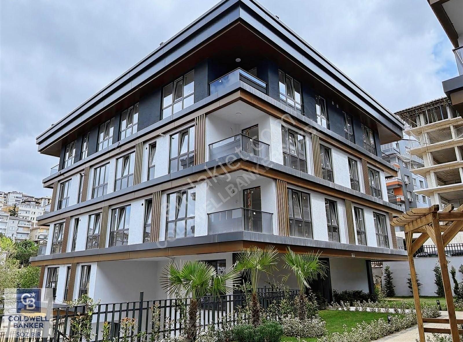 Çamlıca Aden Konakları Sitesi Satılık 4+1 Çatı Dublex Daire