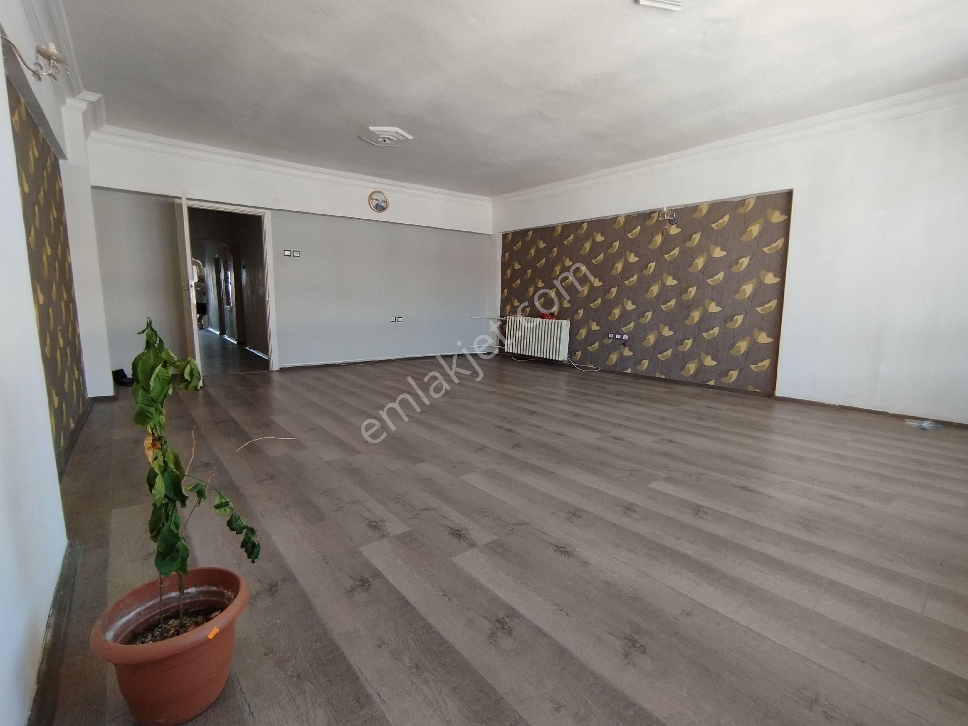Yunusemre Caddesi Üzerinde Çok Ferah Satılık 3+1 Daire
