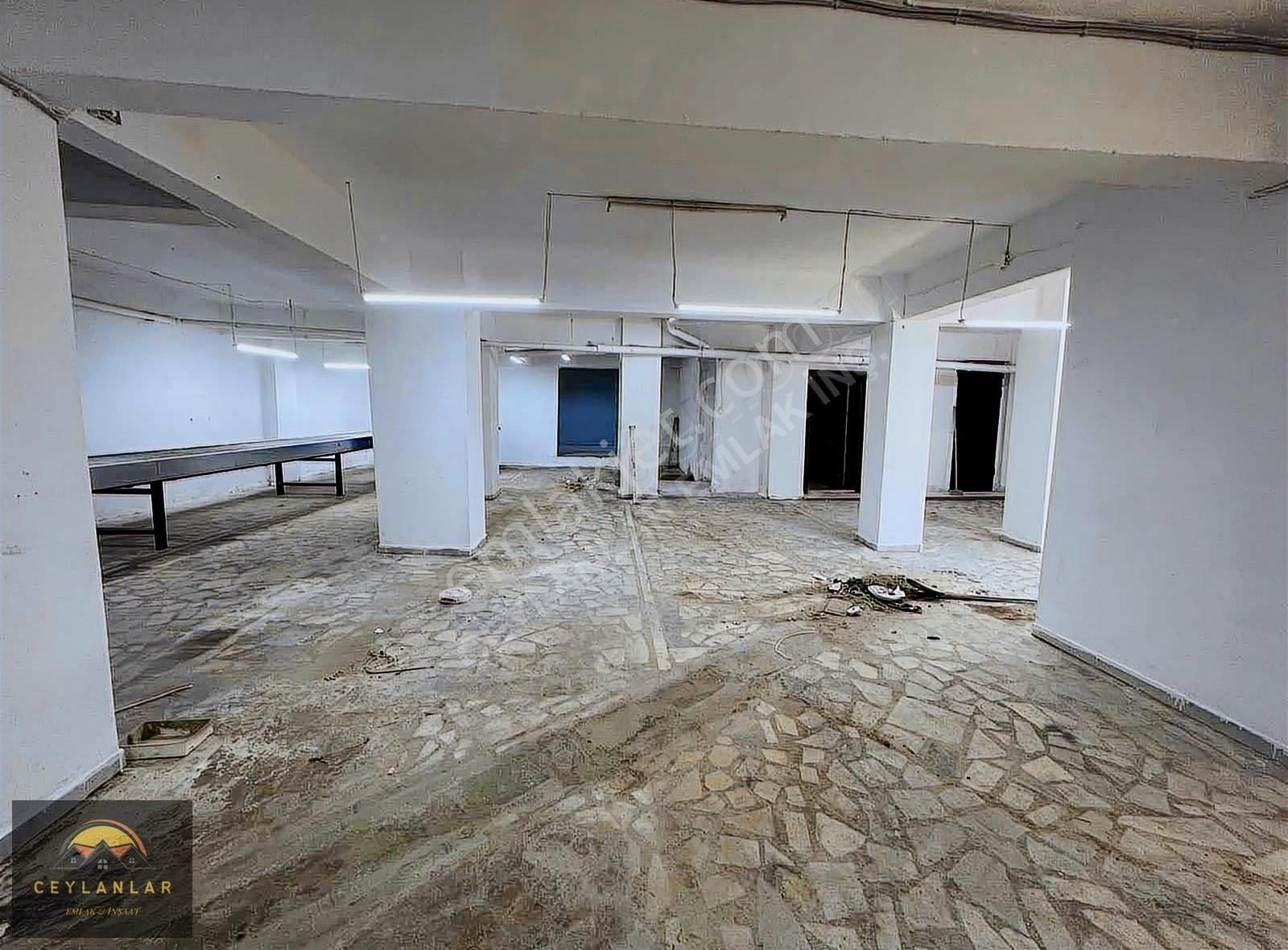 Mehmet Akif Mahallesinde 60m2 Hisseli 400 M2 Dükkan