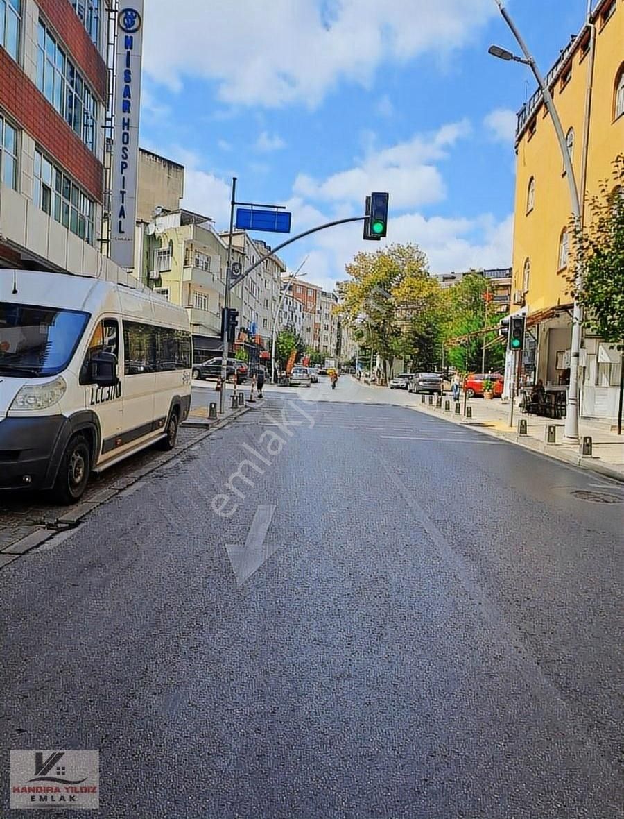 Namık Kemalde 3 + 1 Asansörlü Otoparklı 125 M2 Arakat Daire