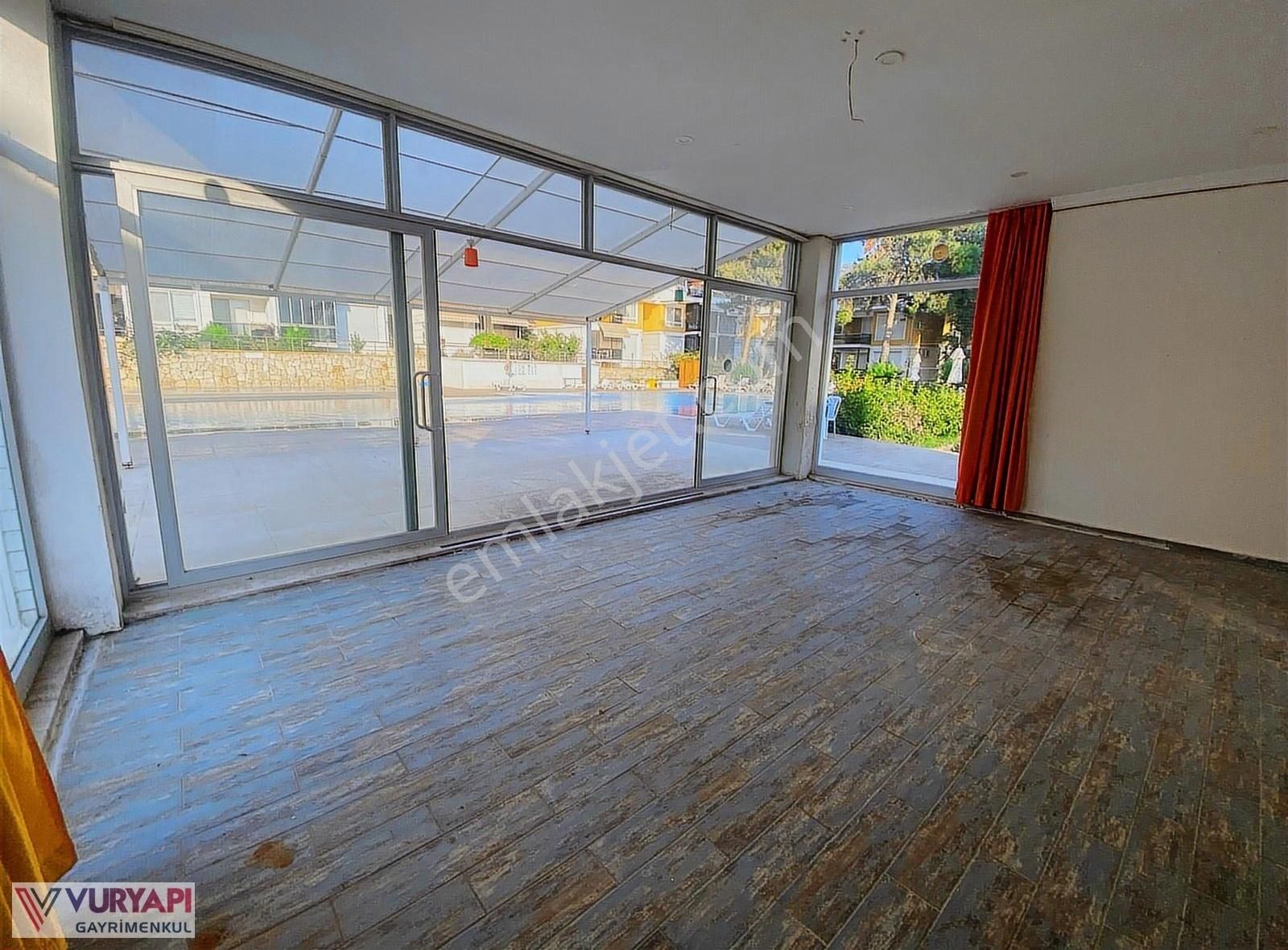 Akbük'te 120m2 Kapalı-200m2 Kafe-market-berber Satılık Dükkan