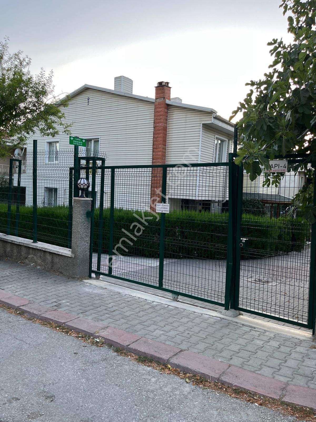 Site İçinde Geniş Bahçeli Köşe Başı 4+1 Müstakil Villa