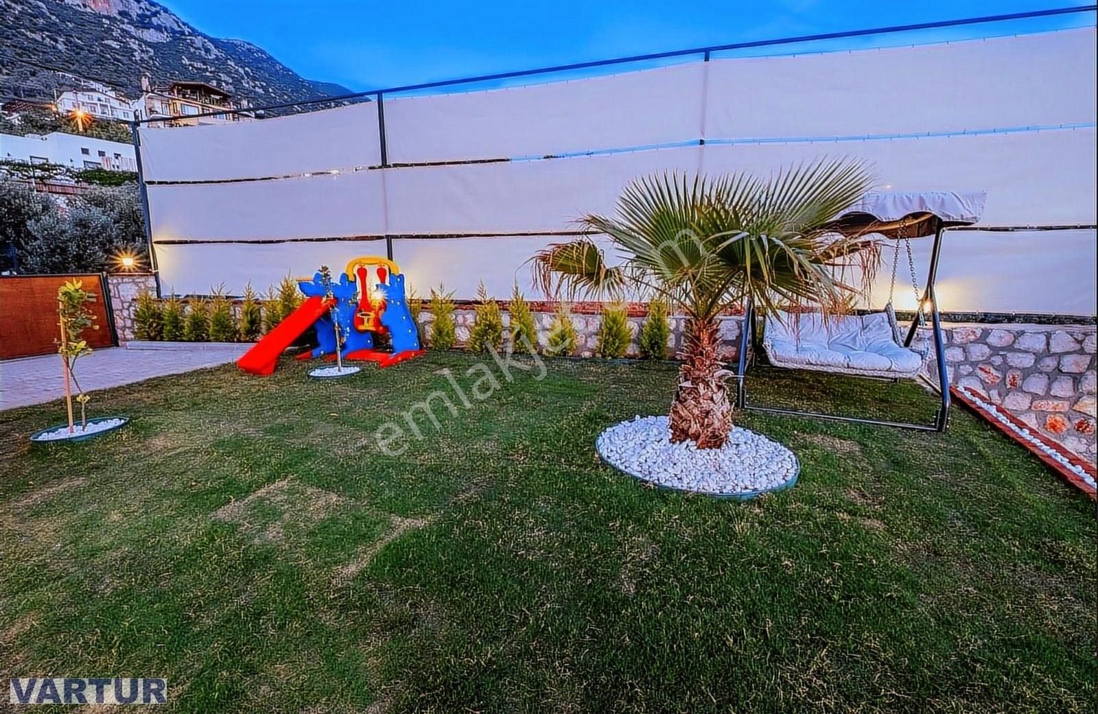 Kaş'da Satılık 3+1 Havuzlu Villa & 2+1 Müştemilatlı-takasa Açık