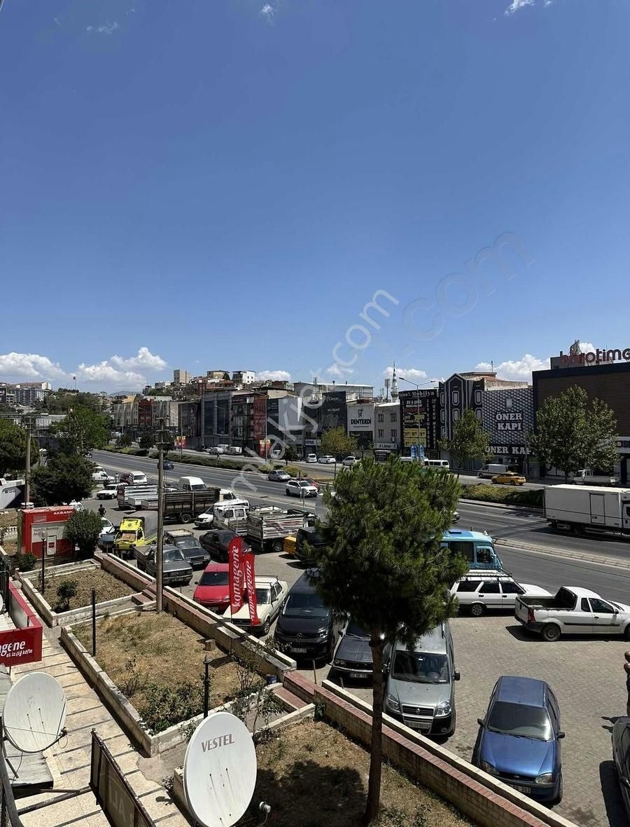 Tabela Değeri Yüksek Yeşillik Caddesinde Kiralık Dükkan