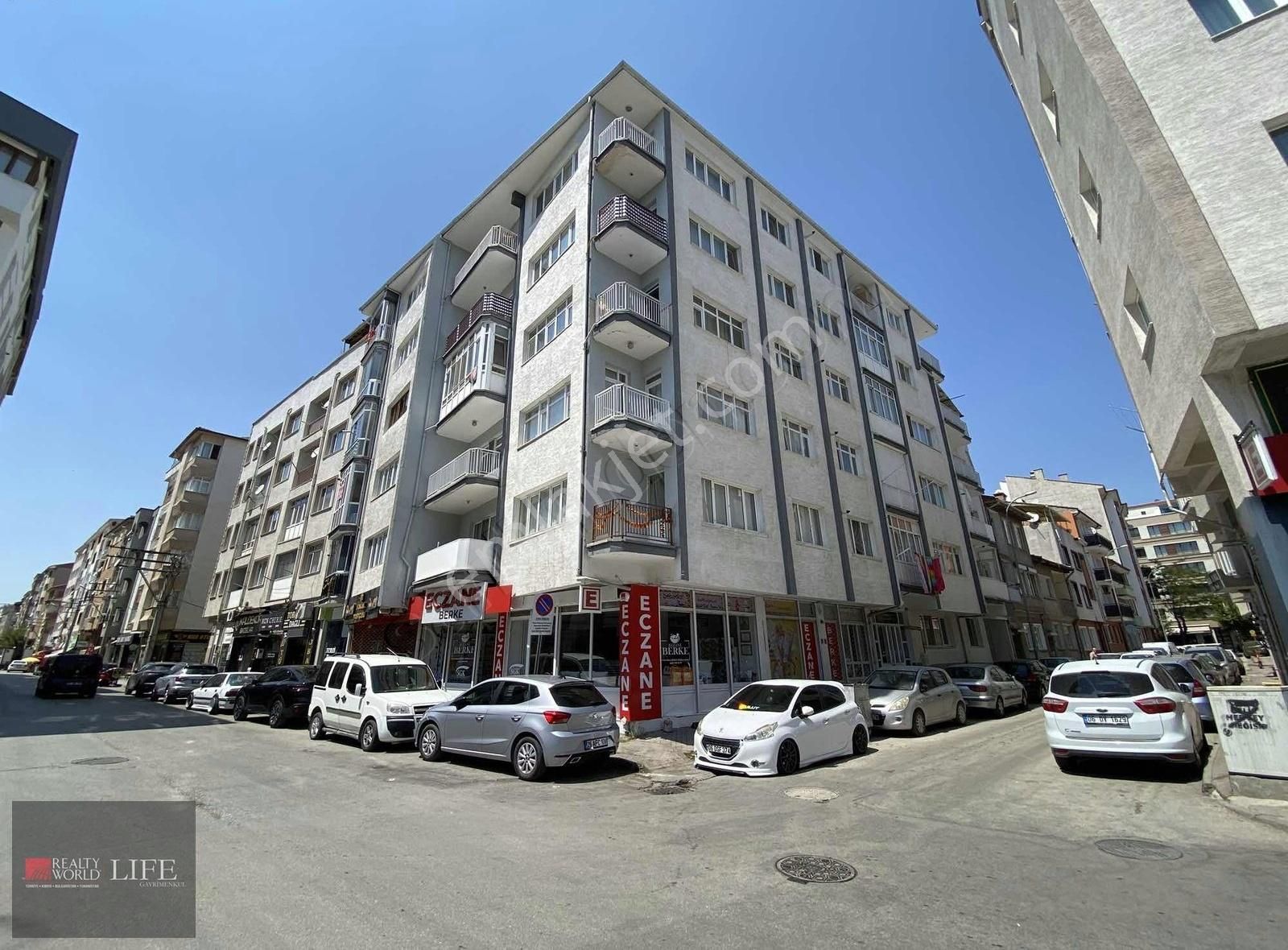 Rw Lıfe// Kırmızıtoprak Mh İçi Bakımlı Ara Kat Satılık 3+1 Daire