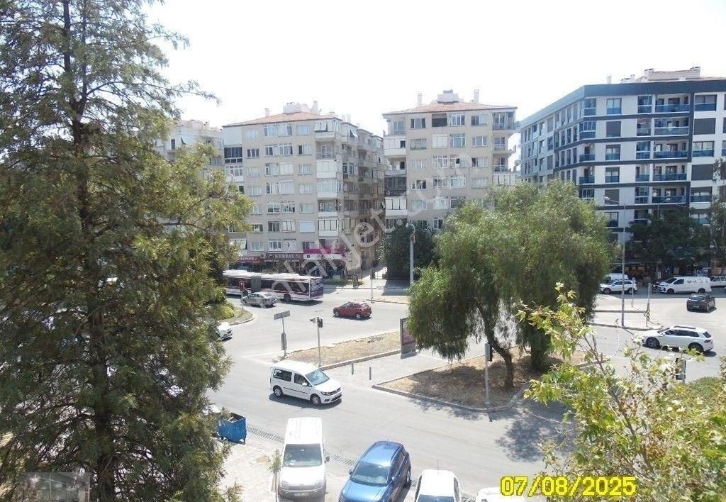 Bornova Özkanlarda Cadde Üzerinde 2+1 Arakat Kiralık
