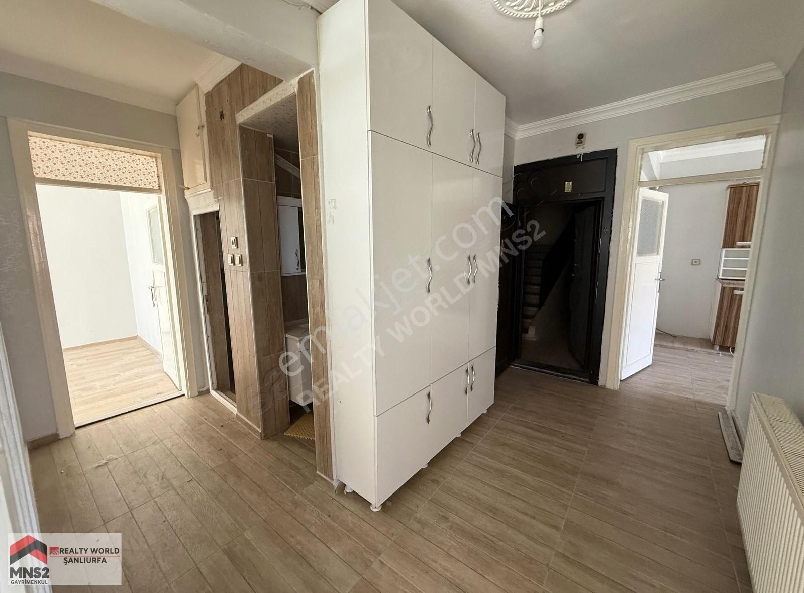Realty World Mns2 Ahmet Ersevende Bakımlı 1. Kat Daire