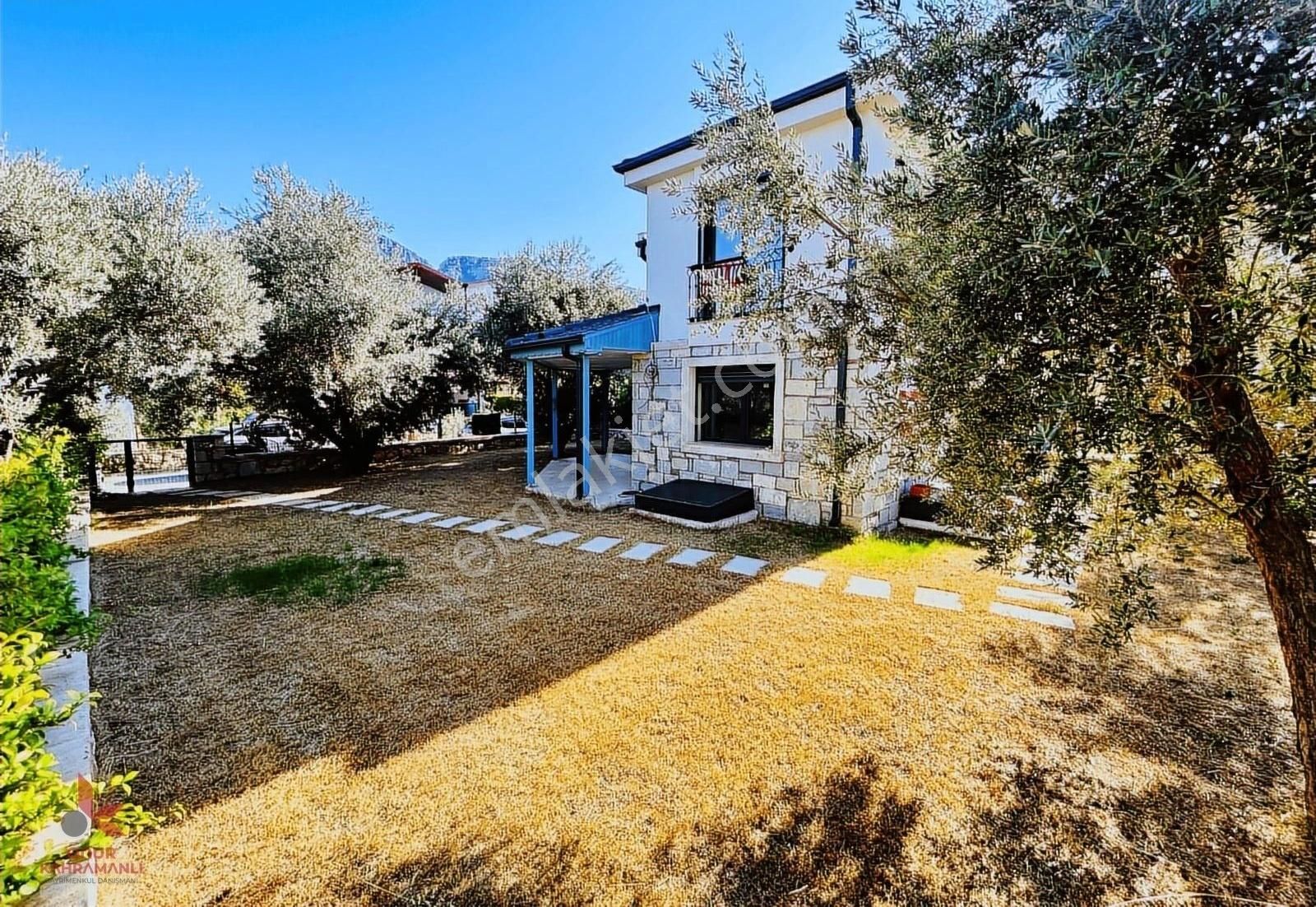 Karaburun'da Denize 500 M, Doğa İle İç İçe 4+1 Triplex Villa