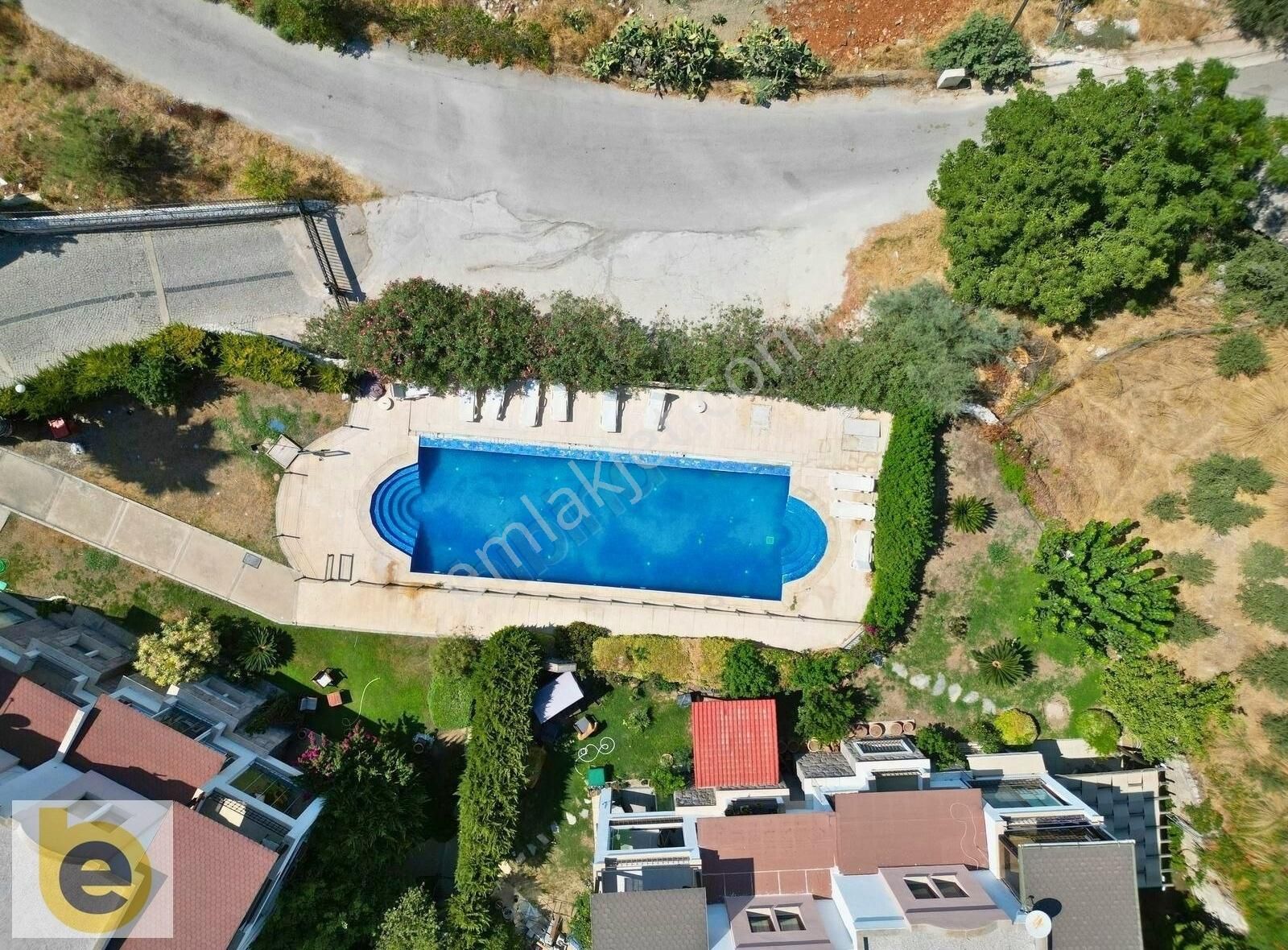 Bitez'de Havuzlu Site İçinde Deniz Manzaralı 2+1 Satılık Daire