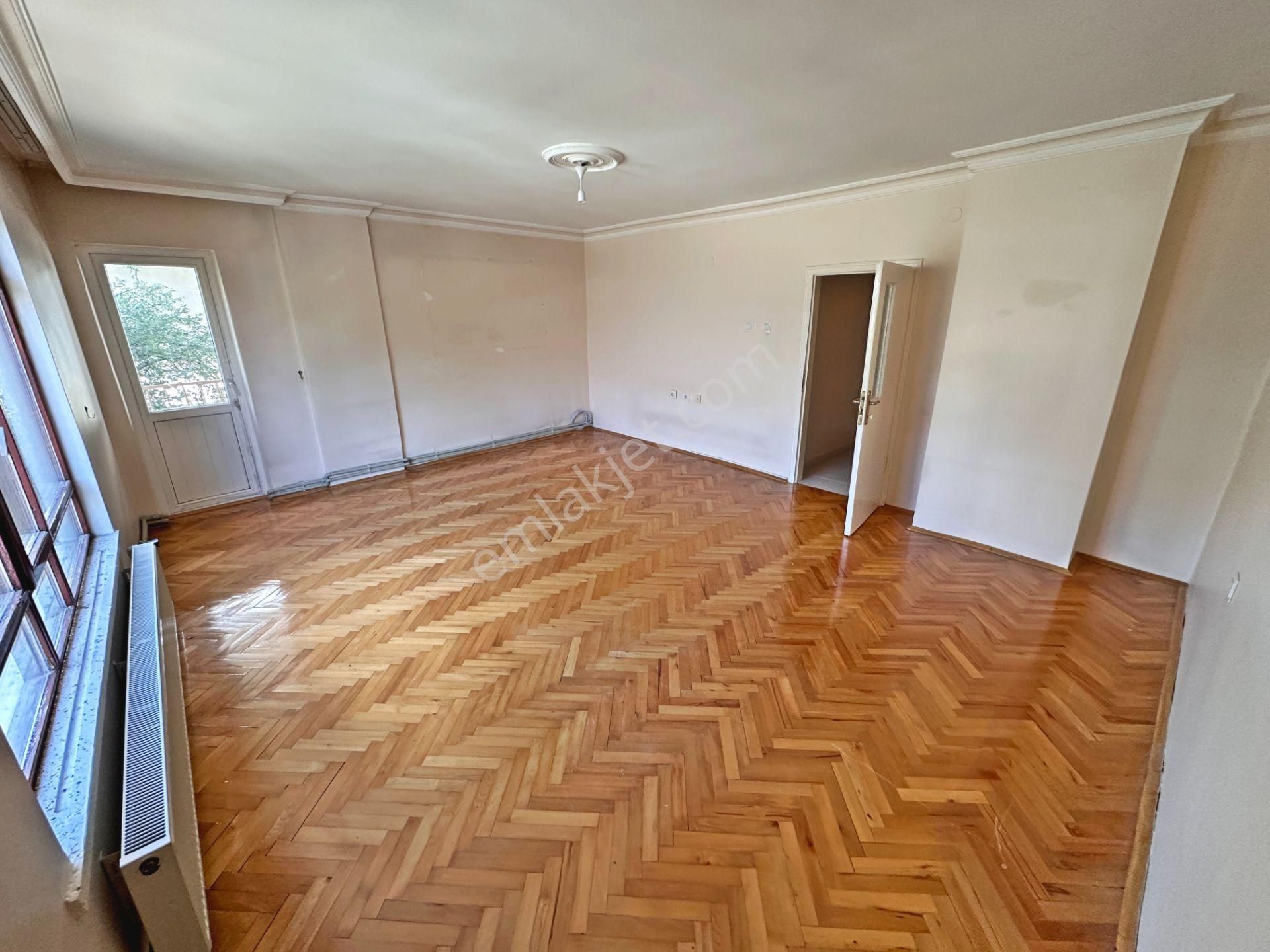 Cebeci Şehitlik Yakını Ara Katta 3 Cepheli 3 Balkonlu Geniş 3+1 Kiralık Daire