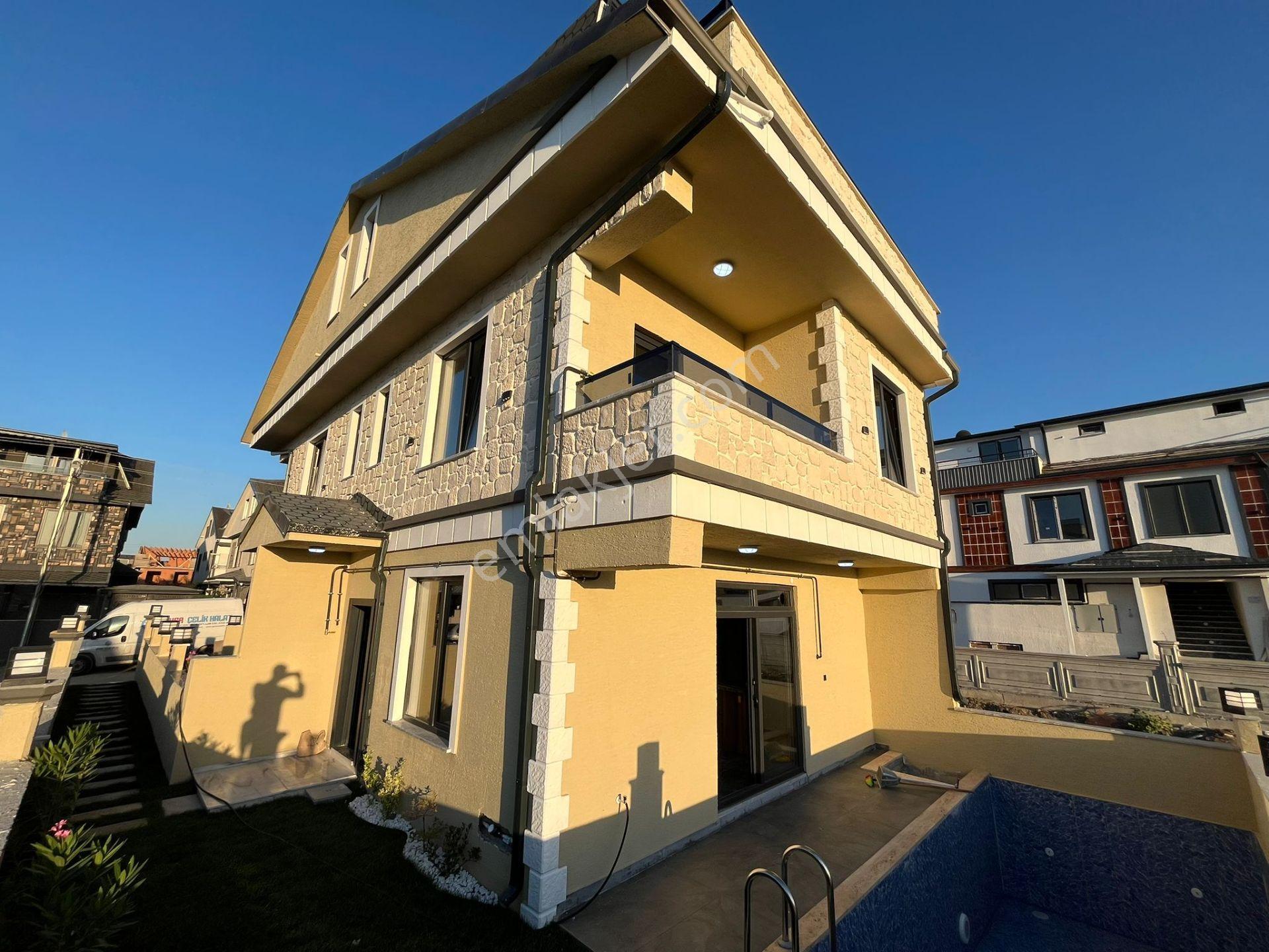 Müstakil Bahçeli Havuzlu Manzaralı 4+1 Villa