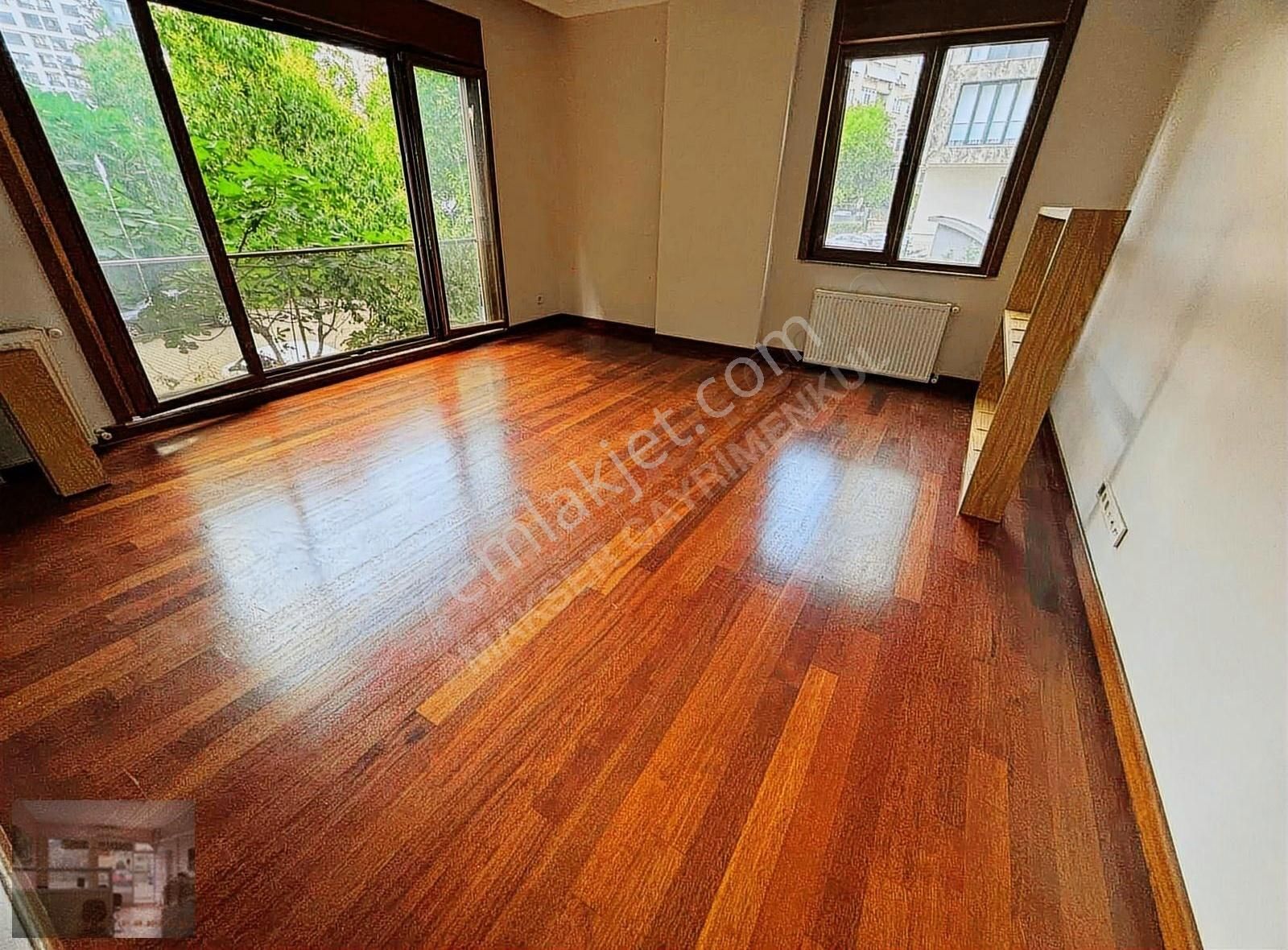 Suadiye De Minibüs Yoluna Yakın Kiralık Boş Daire