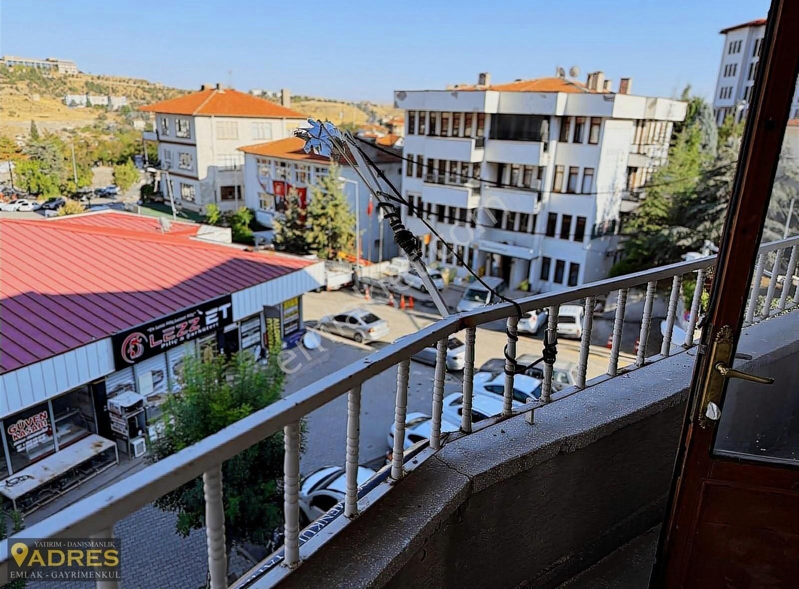 Adres Gayrimenkulden Çarşı İçinde Satılık 3 + 1 Daire