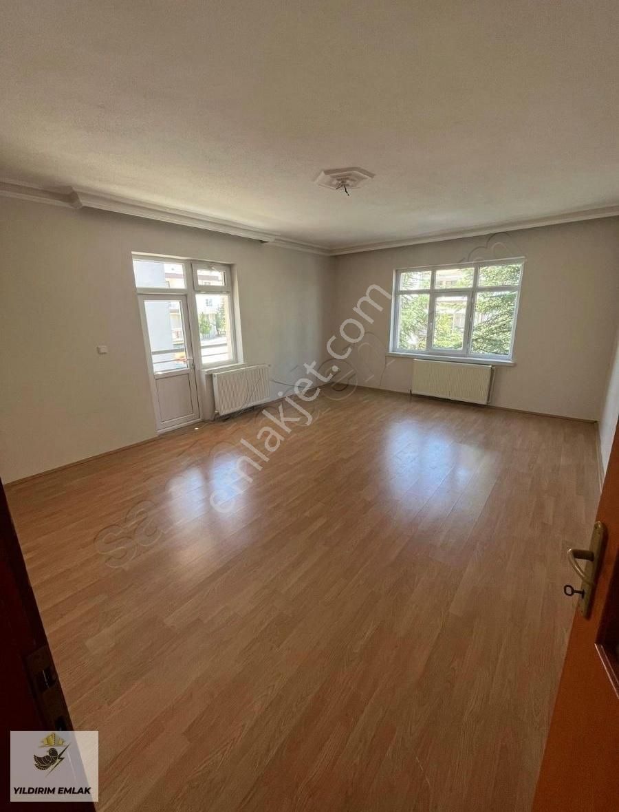 Yıldırım Emlak'tan Şehitlikte 3+1 Ara Kat Cadde Uzerı Daire