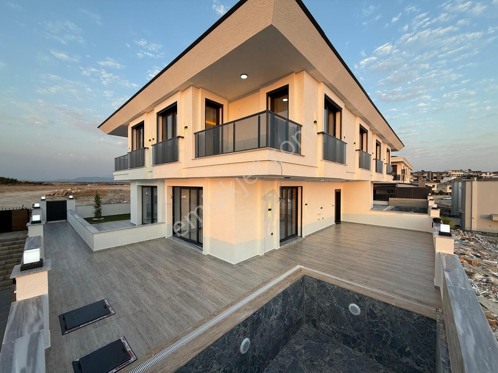 Didimde Ön Cepheler Havuzlu Arka Cepheler Otoparklı 4 Lü Birleşik Villalarımız Satılıktır - Görsel 14