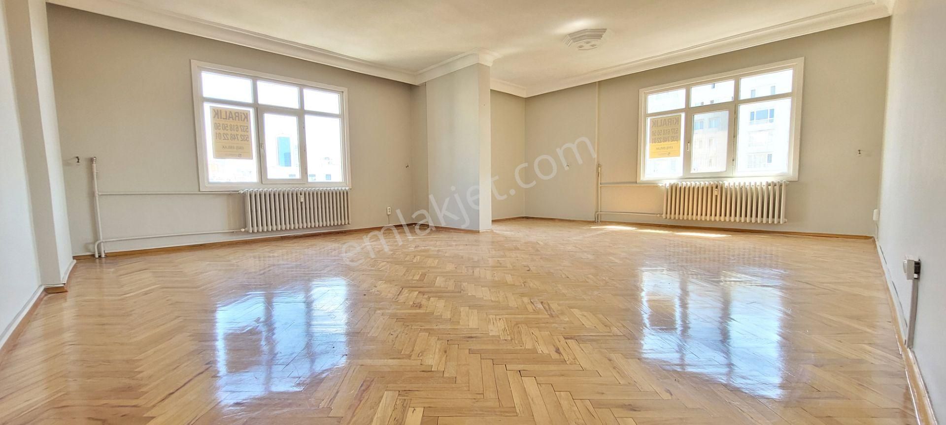 Kozyatağında Kozzy Avm Yakın Önü Açık Temiz 140 M2 Net 3+1 Daire