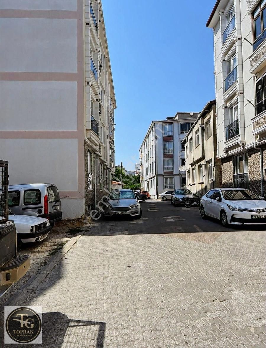 Karacaibrahim Mahallesi'nde 2+1 "yüksek Giriş" Satılık Daire