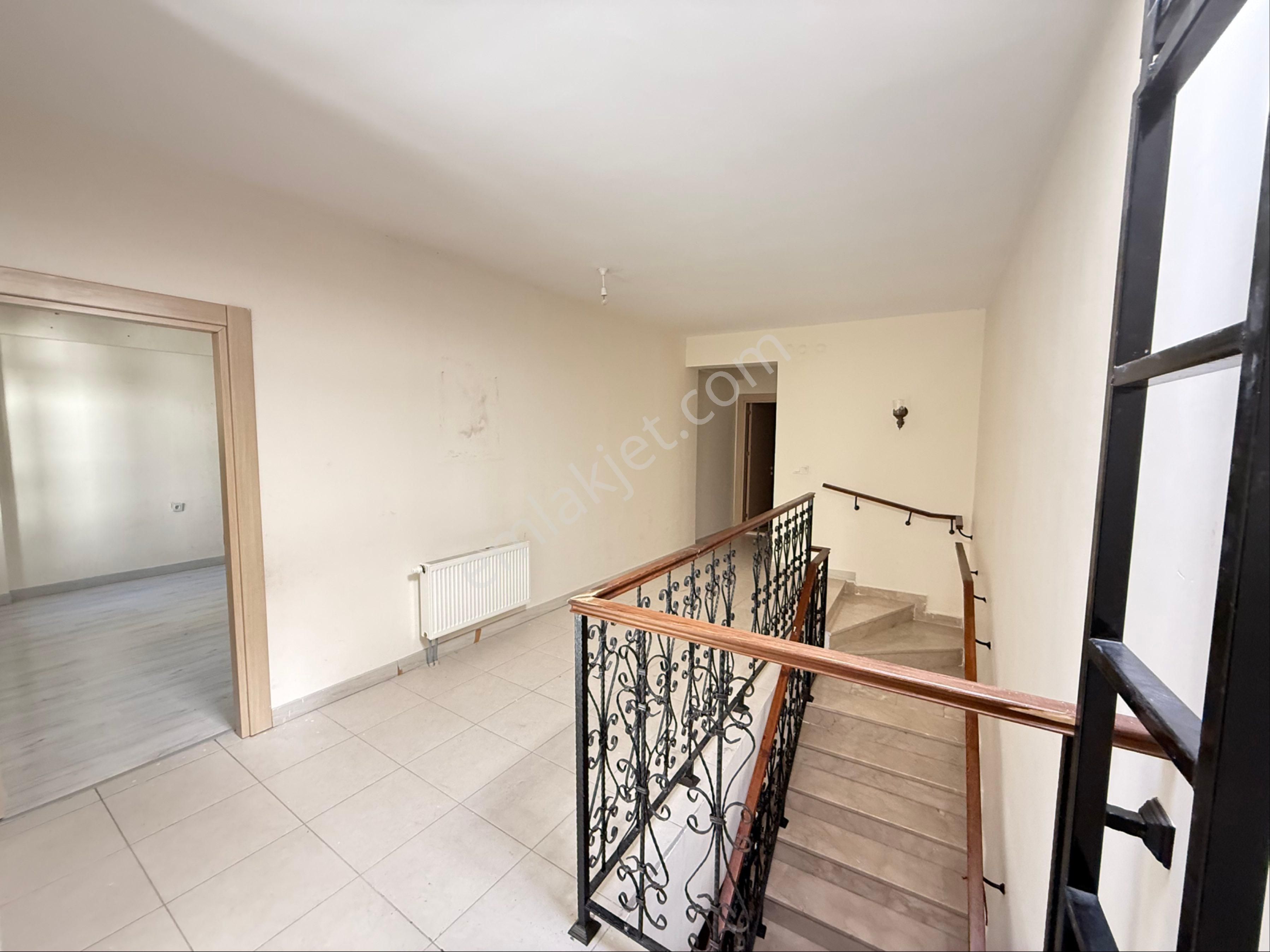 Sur’da Cadde Üzerinde Acil Satılık Dublex Villa - Görsel 21