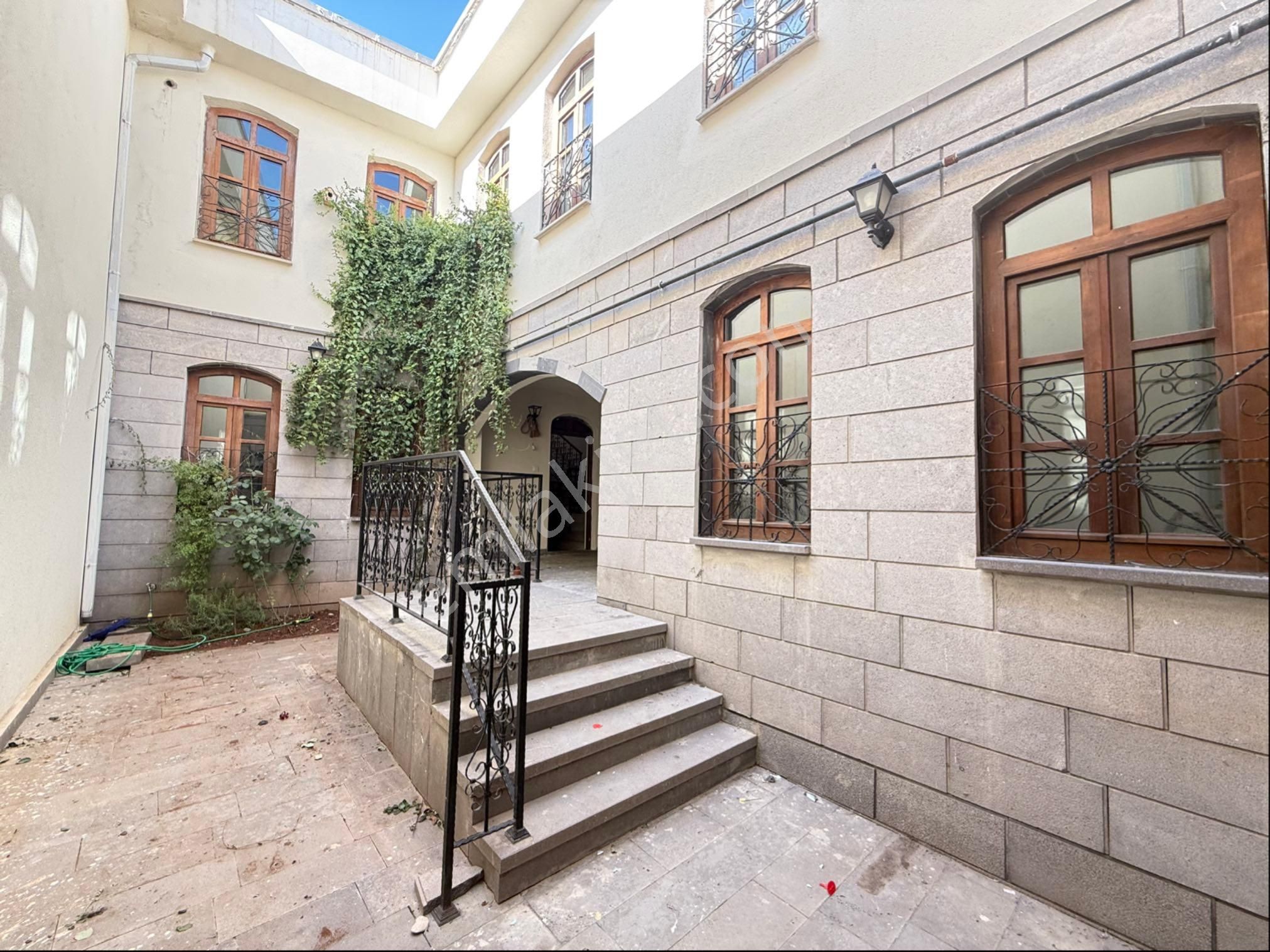 Sur’da Cadde Üzerinde Acil Satılık Dublex Villa - Görsel 5