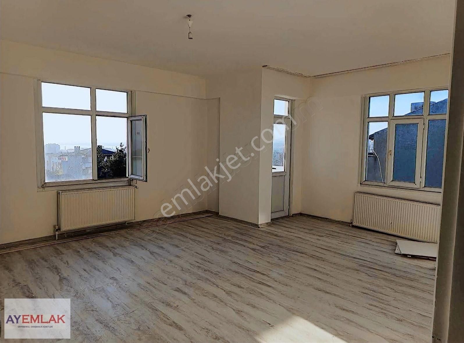 Ay Emlak'tan Fsm Cadde Üzerinde Kiralık 2+1 Daire