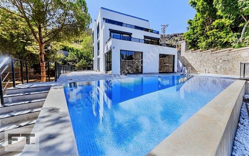 Türkbükü'nün Kalbinde Eşsiz Bahçeli Havuzlu Satılık Villa