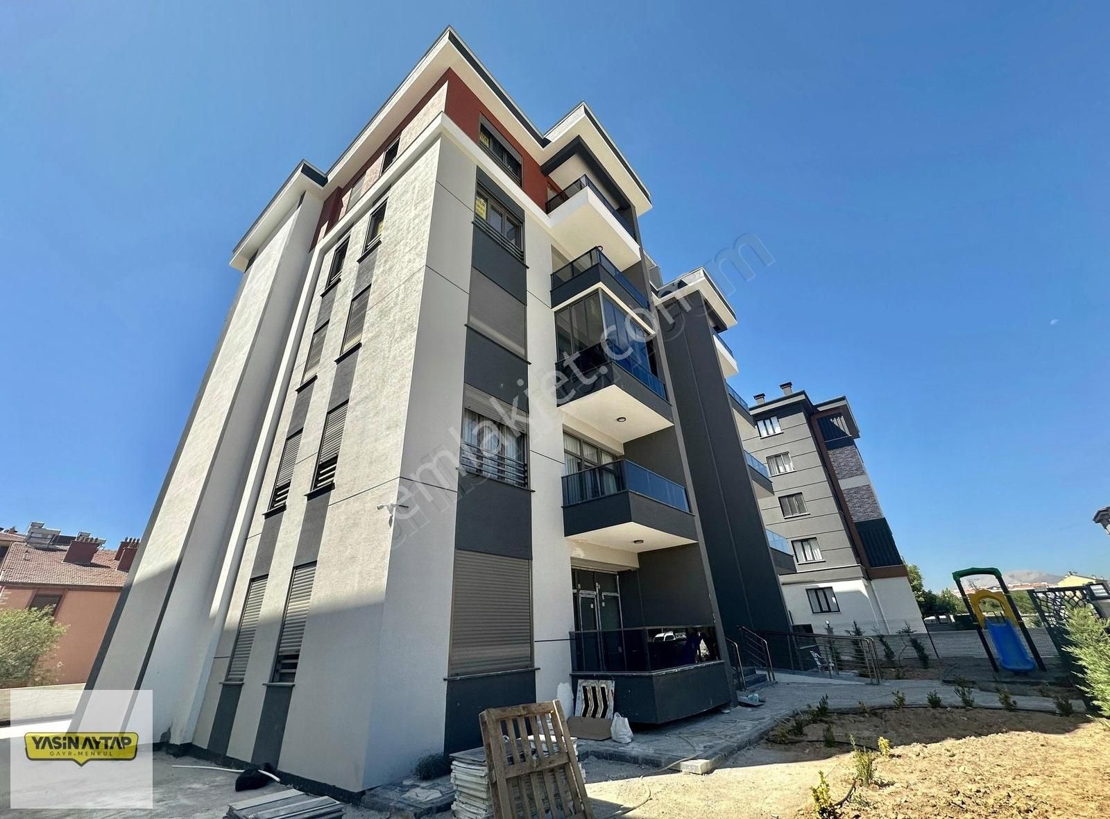 Alpaslan Mahallesi Oturuma Hazır Satılık Arakat Lüks 3+1 Daire