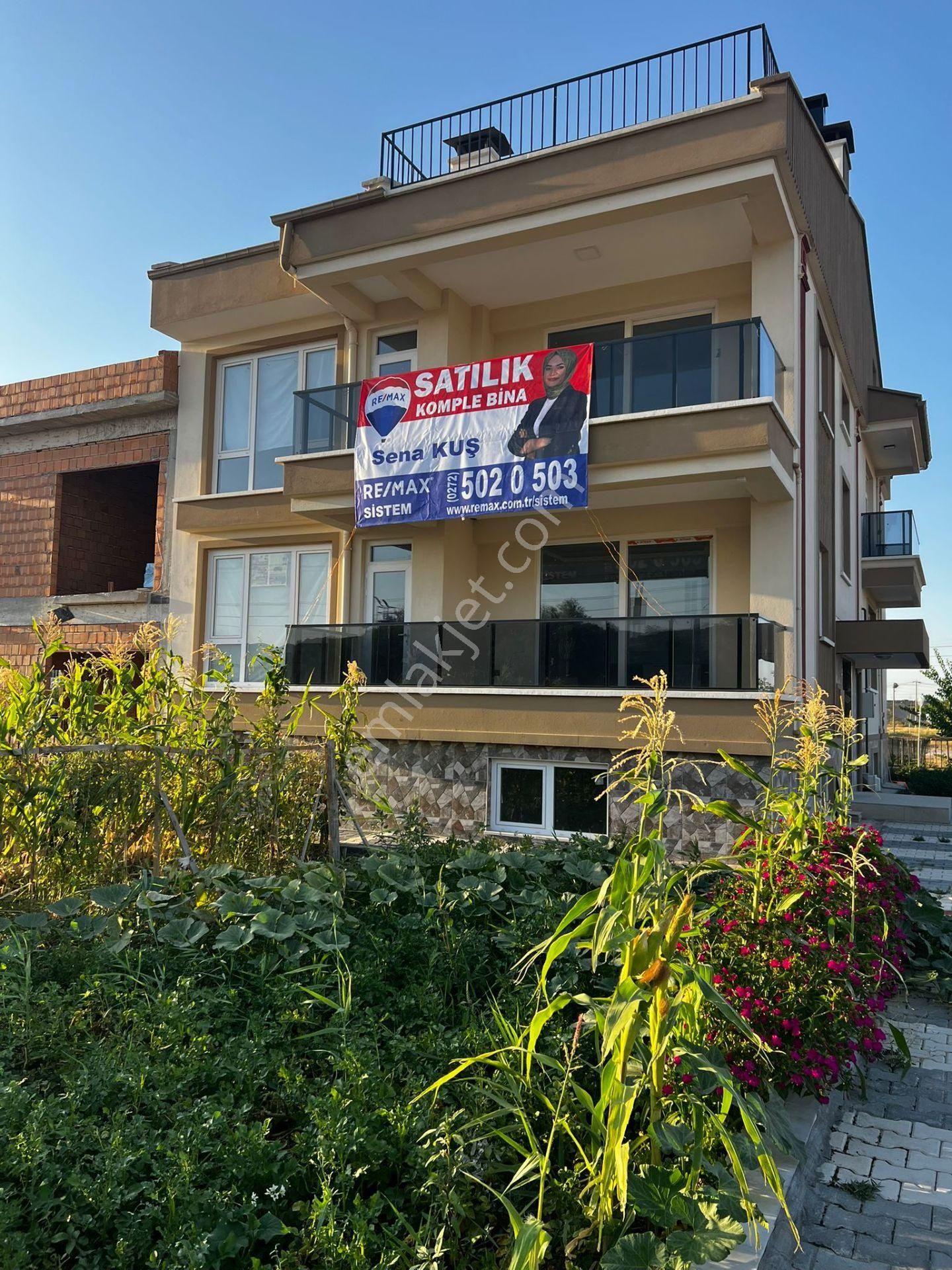 Afyon Yeşılyurt Mah. 3 Katlı Satılık Müstakıl Ev