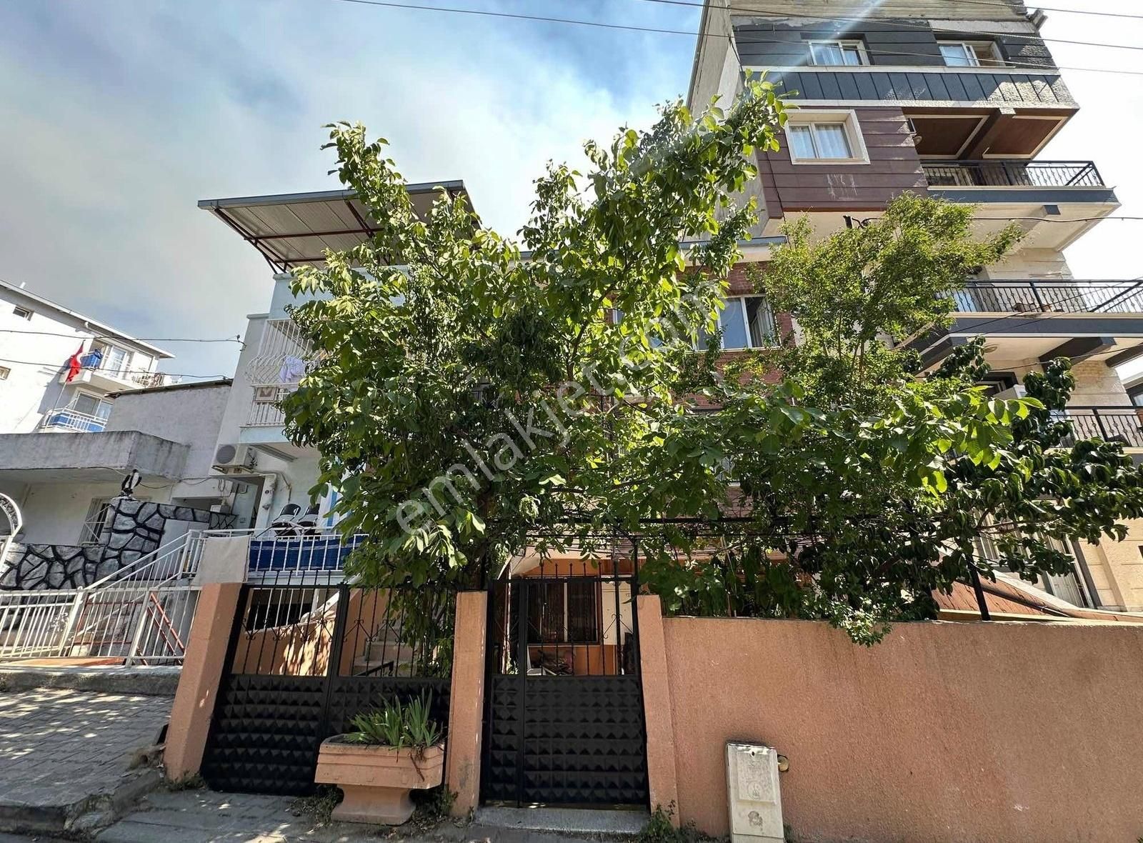 Bornova Ebeveyn Banyolu 3+1 Satılık Balkonlu Daire
