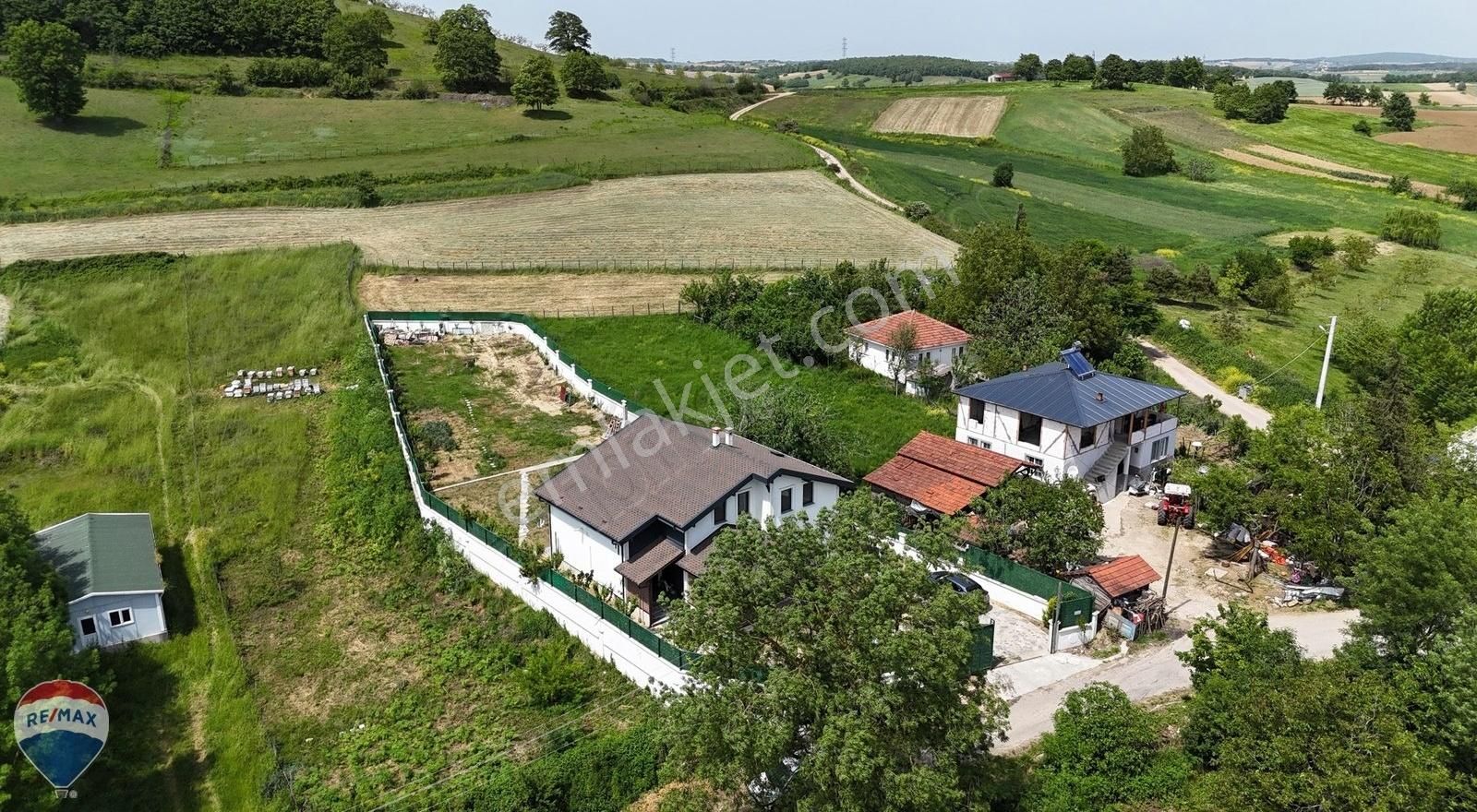Remax Mavi'den Adp. Aşırlar 1400 M² Arsada Müstakil Lüks Villa