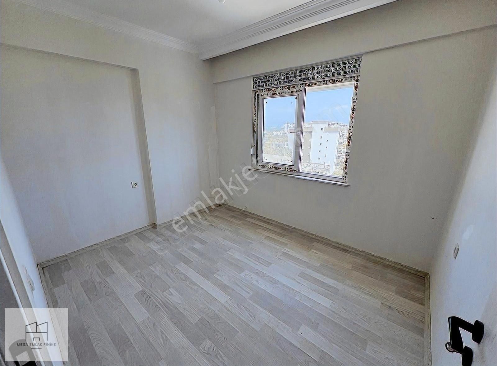 Satılık Denize Çok Yakın Oturuma Hazır Havuzlu 1+1