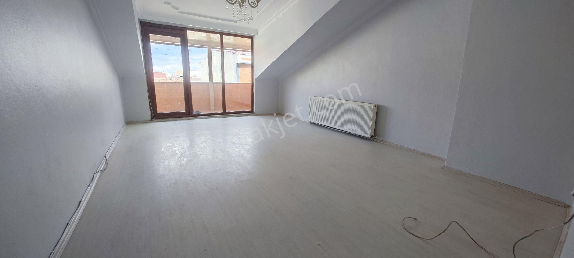 İsmetpaşa Mah.de Temiz 2+1 105 M2 Çatı Kati Daire