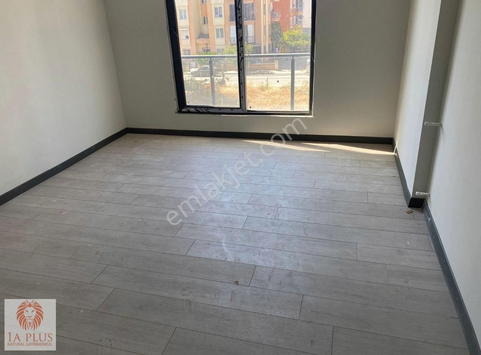 Tramvaya Yakın Havuzlu Asansörlü 3+1 Geniş 160 M2 Satılık Daire