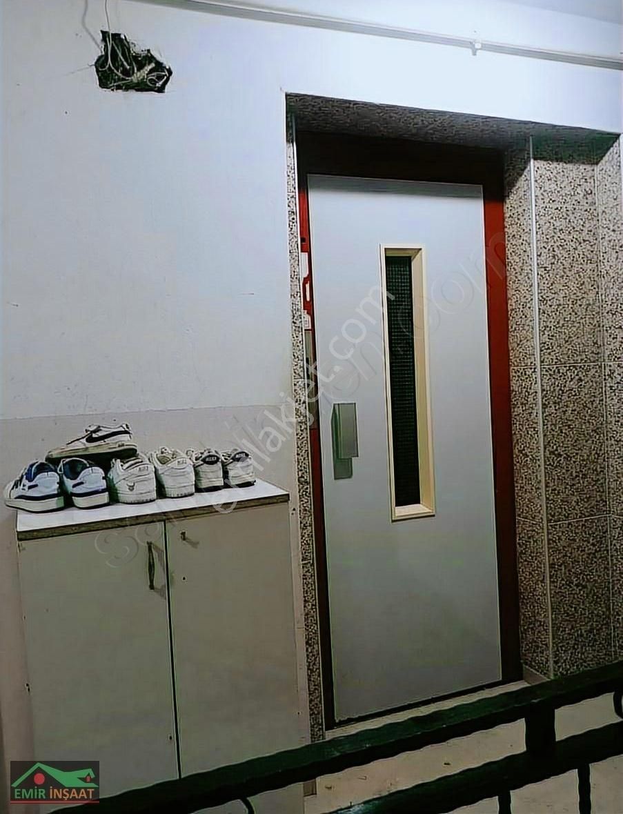 Acil Satılık 14 Yıllık 110 M2 2+1 Krediye Uygun 3 Kat Masrafsız