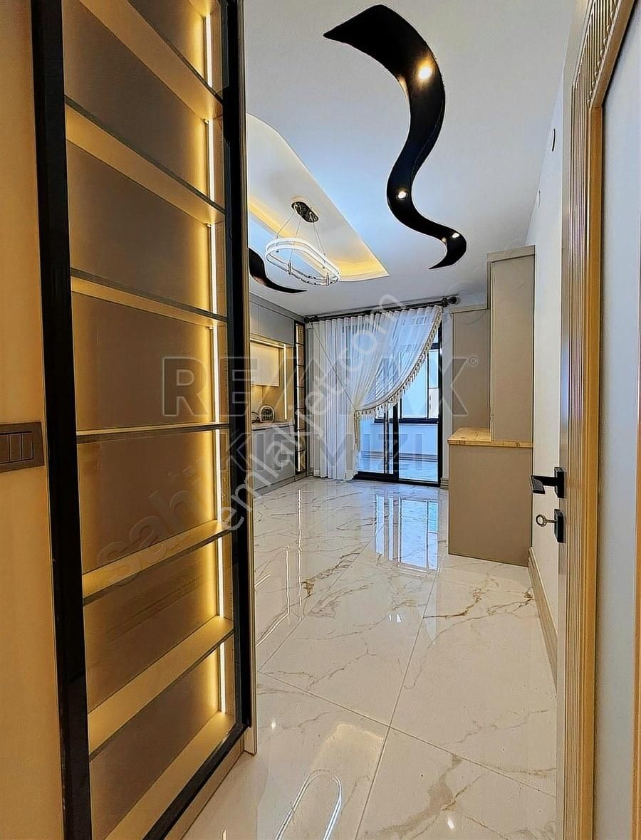 Re/max Kırmızı'dan Kombina Cad. Meskün St.'de Satılık 3+1 Daire