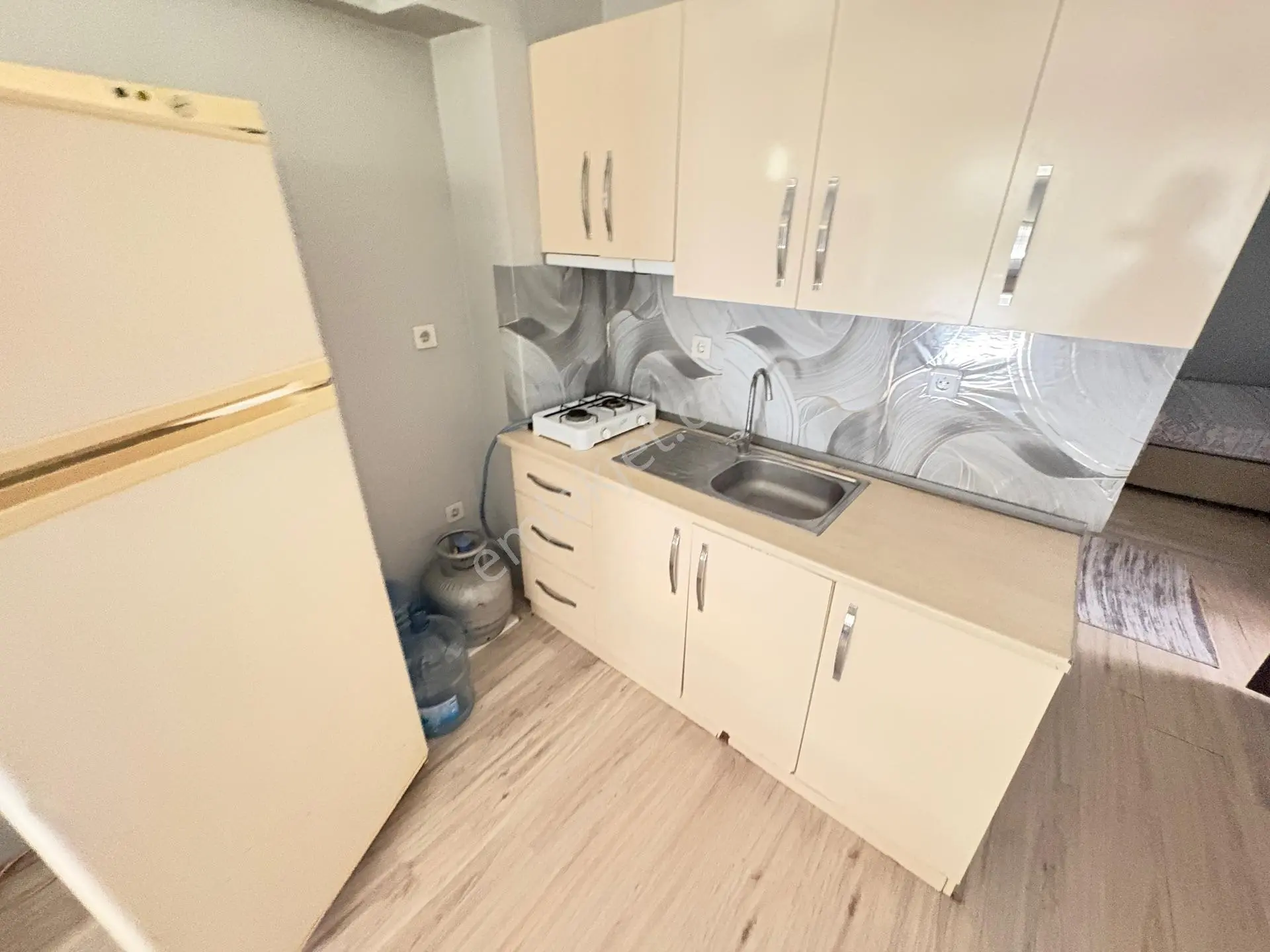 Marmara'dan Ayşekadın'da Ana Cadde Üzerinde 1+1 Kiralık Daire - Görsel 3