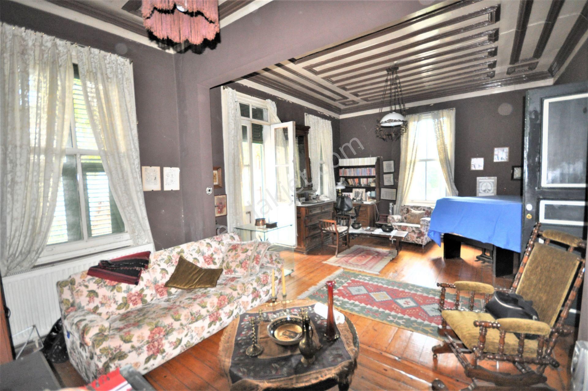 Yeşilköy Merkezde Müstakil Bahçeli 3 Katlı Ahşap Köşk - Görsel 10