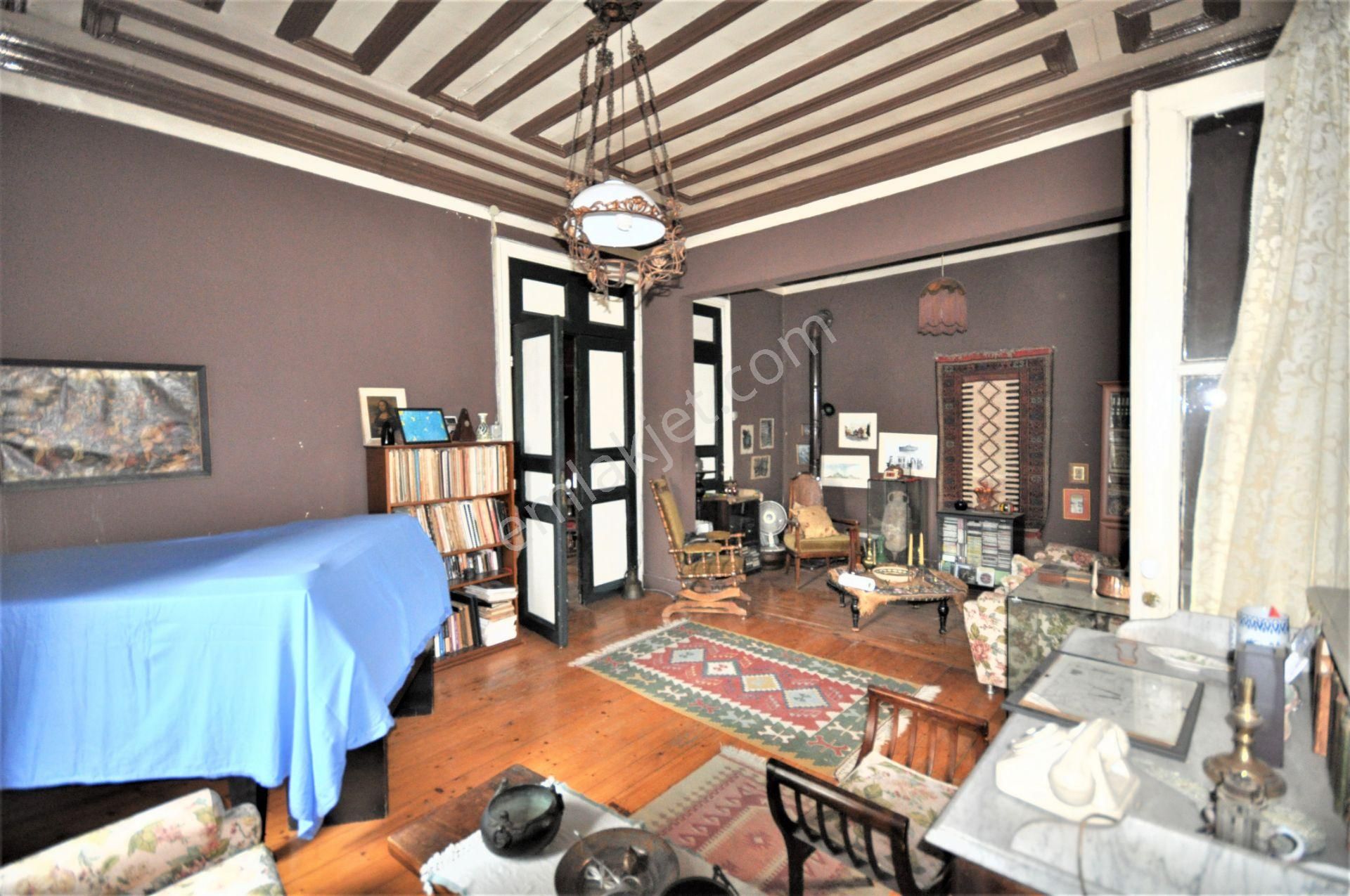 Yeşilköy Merkezde Müstakil Bahçeli 3 Katlı Ahşap Köşk - Görsel 8