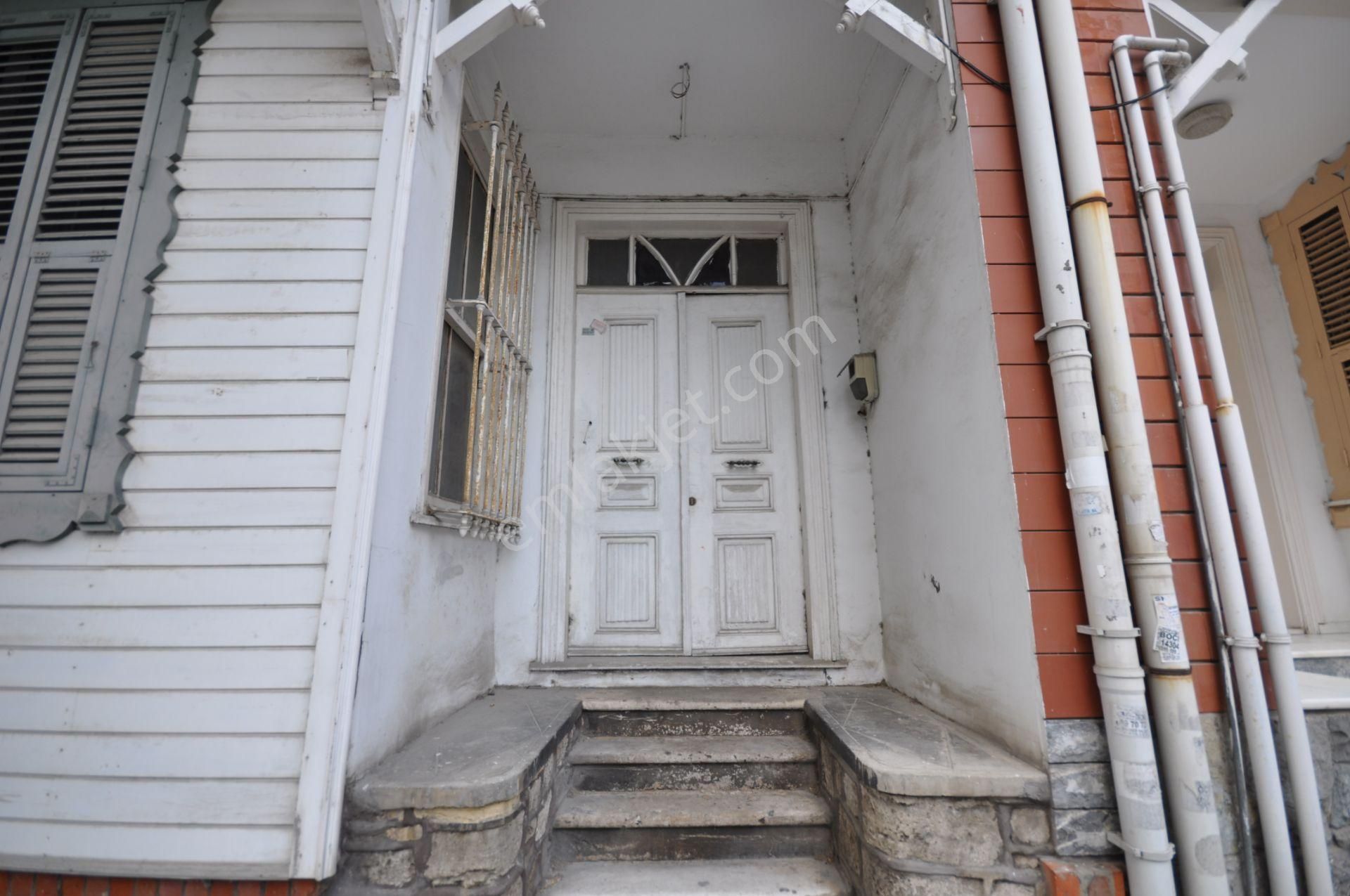 Yeşilköy Merkezde Müstakil Bahçeli 3 Katlı Ahşap Köşk - Görsel 23