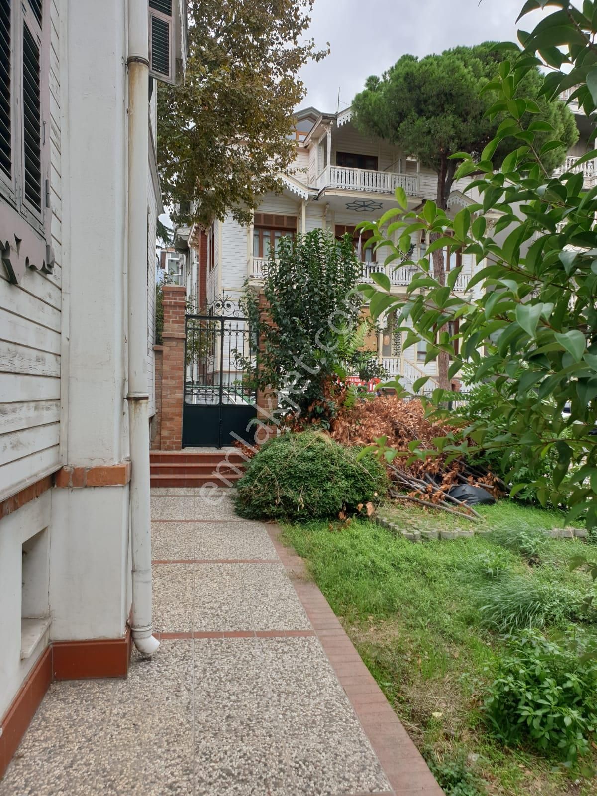 Yeşilköy Merkezde Müstakil Bahçeli 3 Katlı Ahşap Köşk - Görsel 26