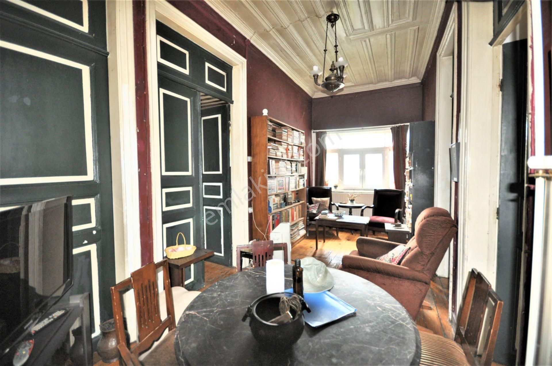 Yeşilköy Merkezde Müstakil Bahçeli 3 Katlı Ahşap Köşk - Görsel 5