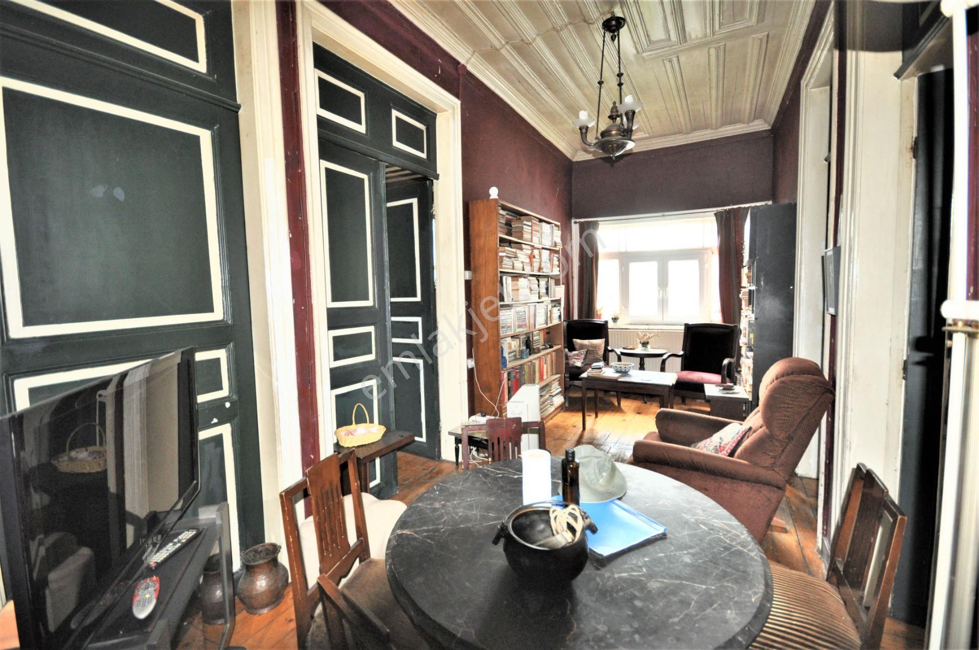 Yeşilköy Merkezde Müstakil Bahçeli 3 Katlı Ahşap Köşk - Görsel 4