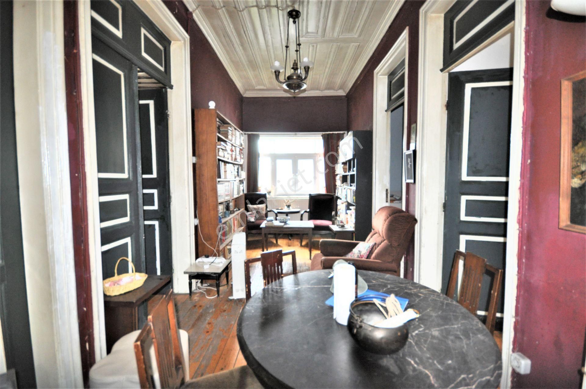 Yeşilköy Merkezde Müstakil Bahçeli 3 Katlı Ahşap Köşk - Görsel 6