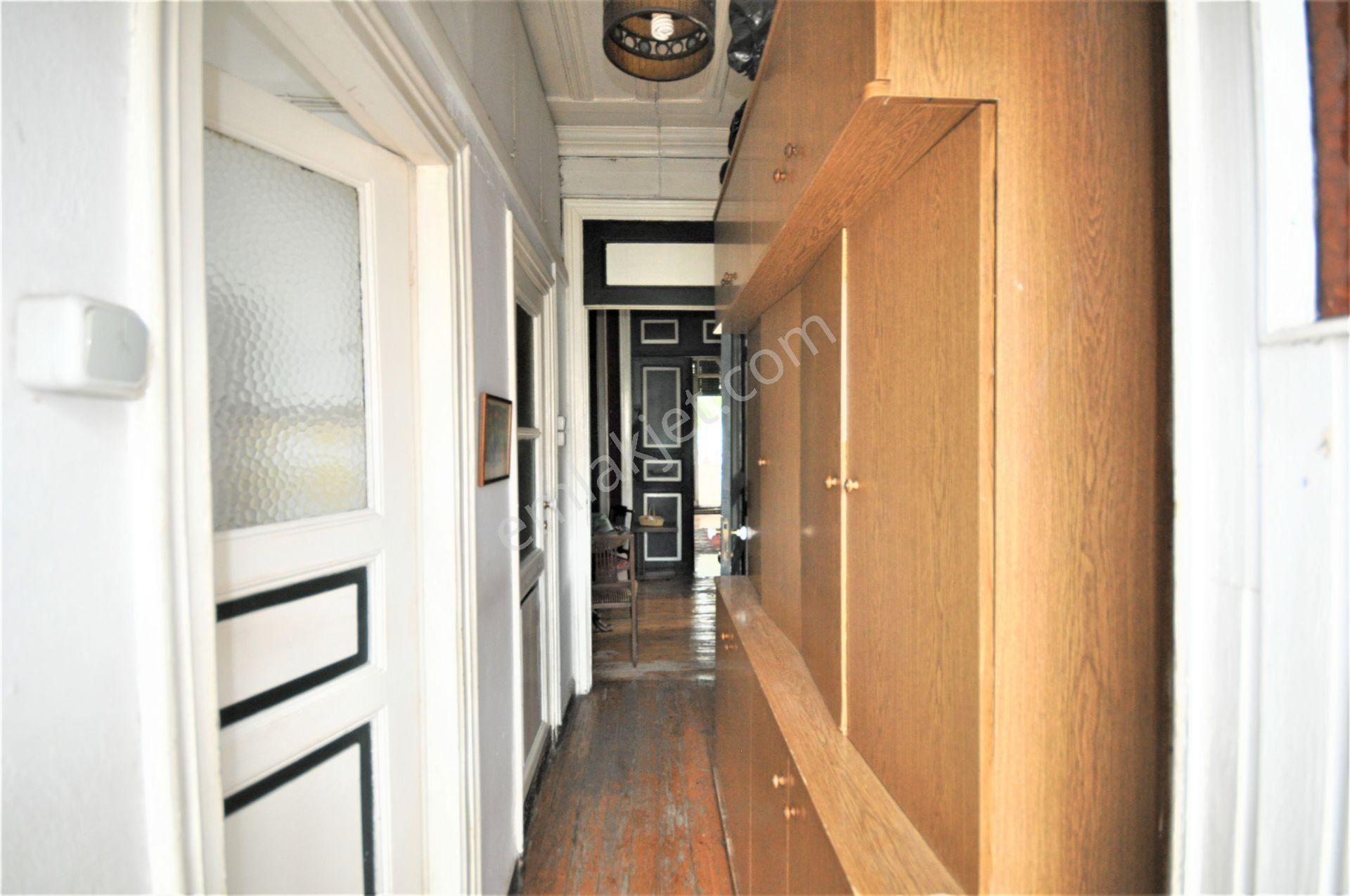 Yeşilköy Merkezde Müstakil Bahçeli 3 Katlı Ahşap Köşk - Görsel 18